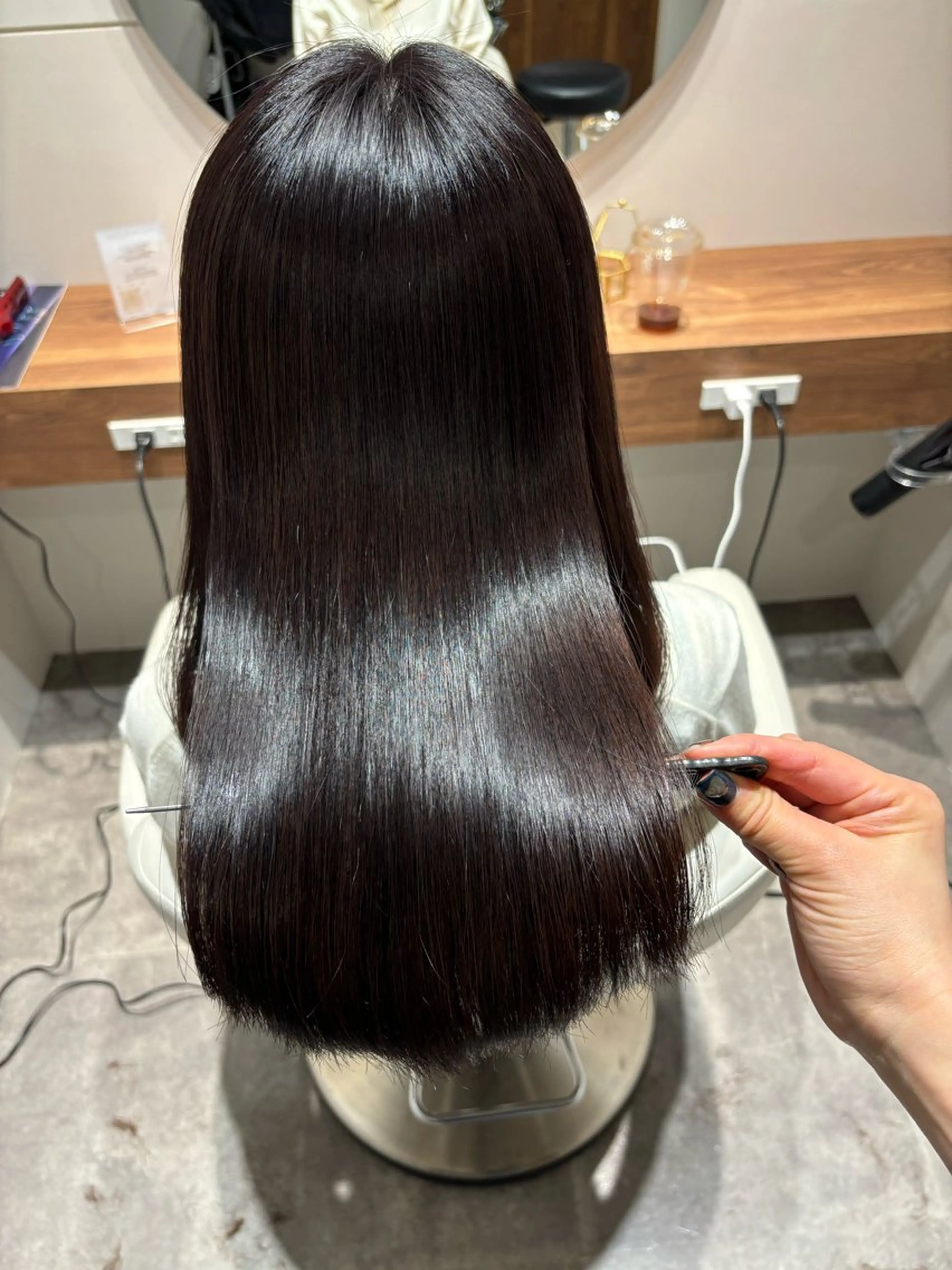 セミロング カット ヘアカラー 縮毛矯正 トリートメント 髪質改善 🤍erikaのヘアスタイル