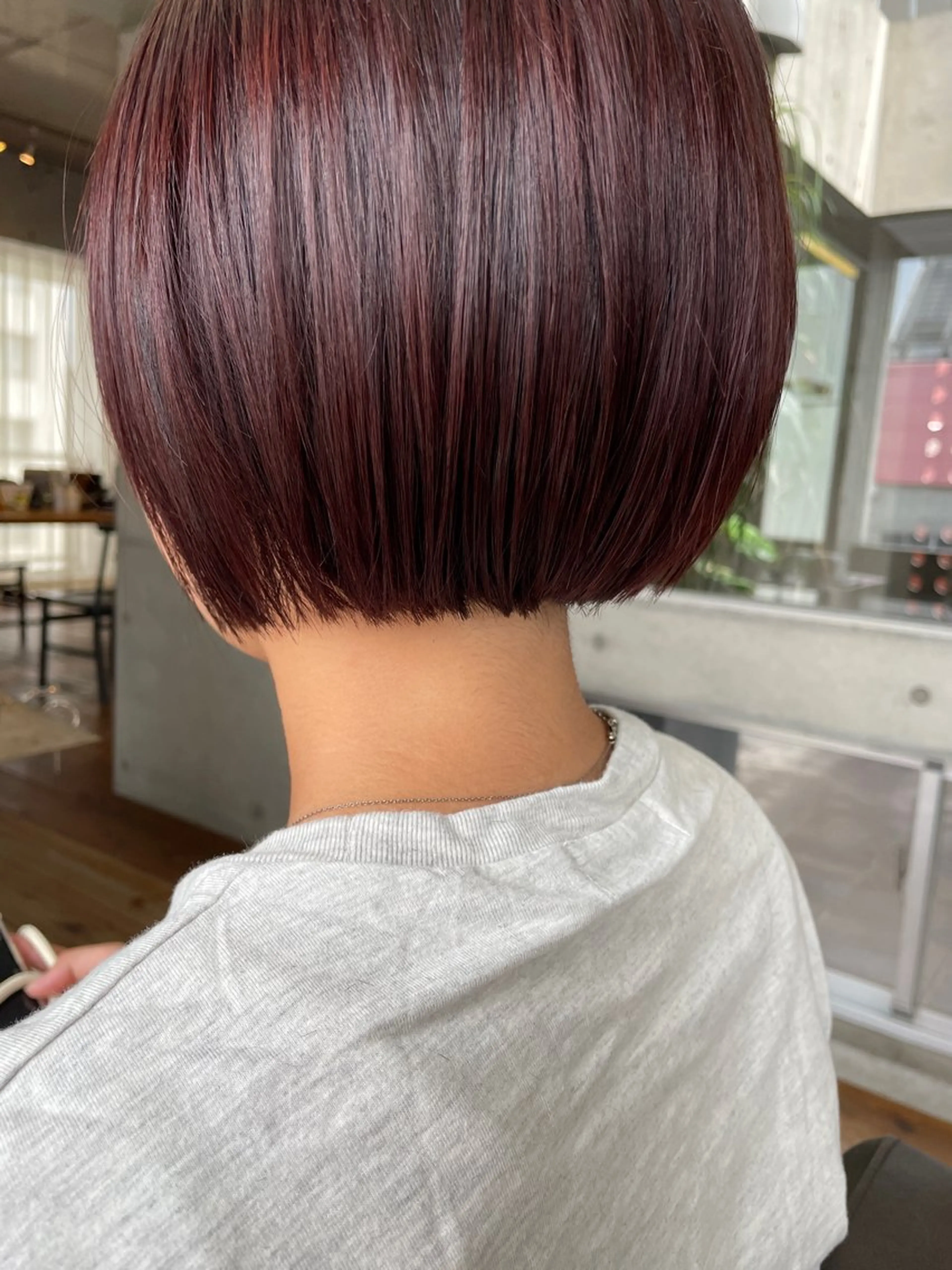 ショート カラー ブリーチ ボルドーカラー ブリーチなしカラー カット ヘアカラー トリートメント ROUTE KOUTAのヘアスタイル