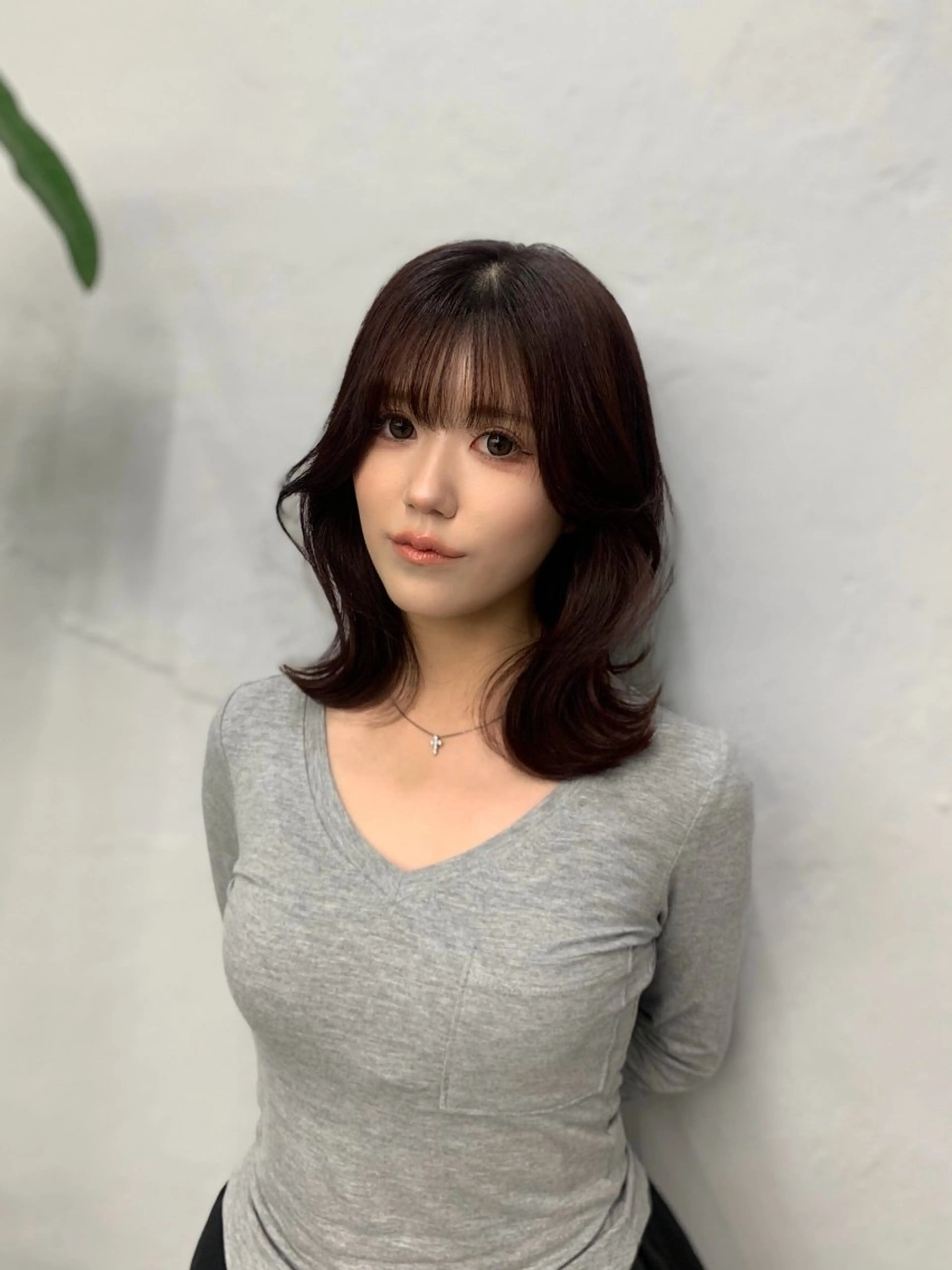 ミディアム カット ヘアカラー shes茶屋町アリサ 🎀顔周り×韓国風のヘアスタイル