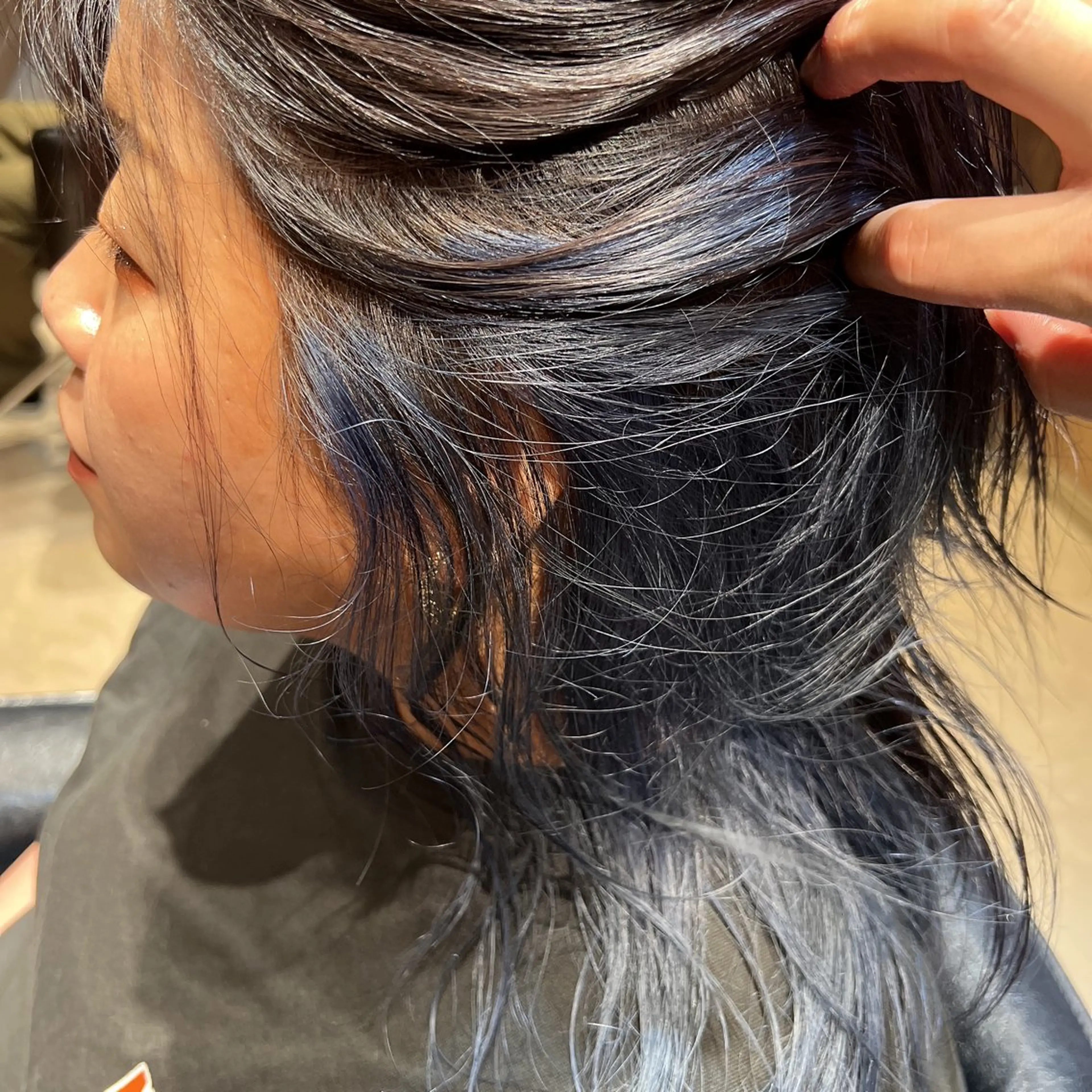セミロング カラー ブルーカラー インナーカラー シルバー keita💫暖色系 💫ハイトーン💫のヘアスタイル