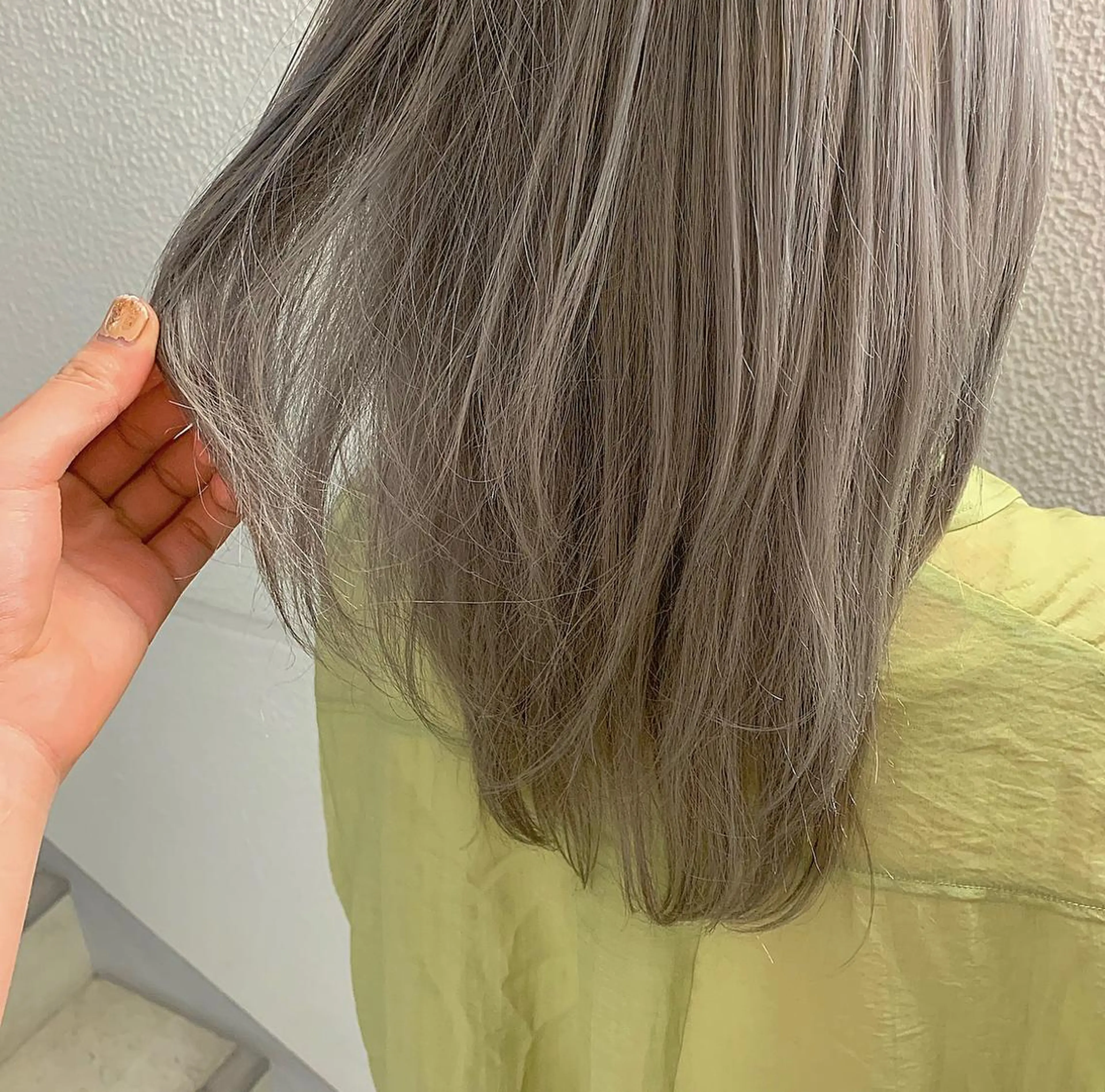 ロング カラー ブリーチ 小泉 葵のヘアスタイル