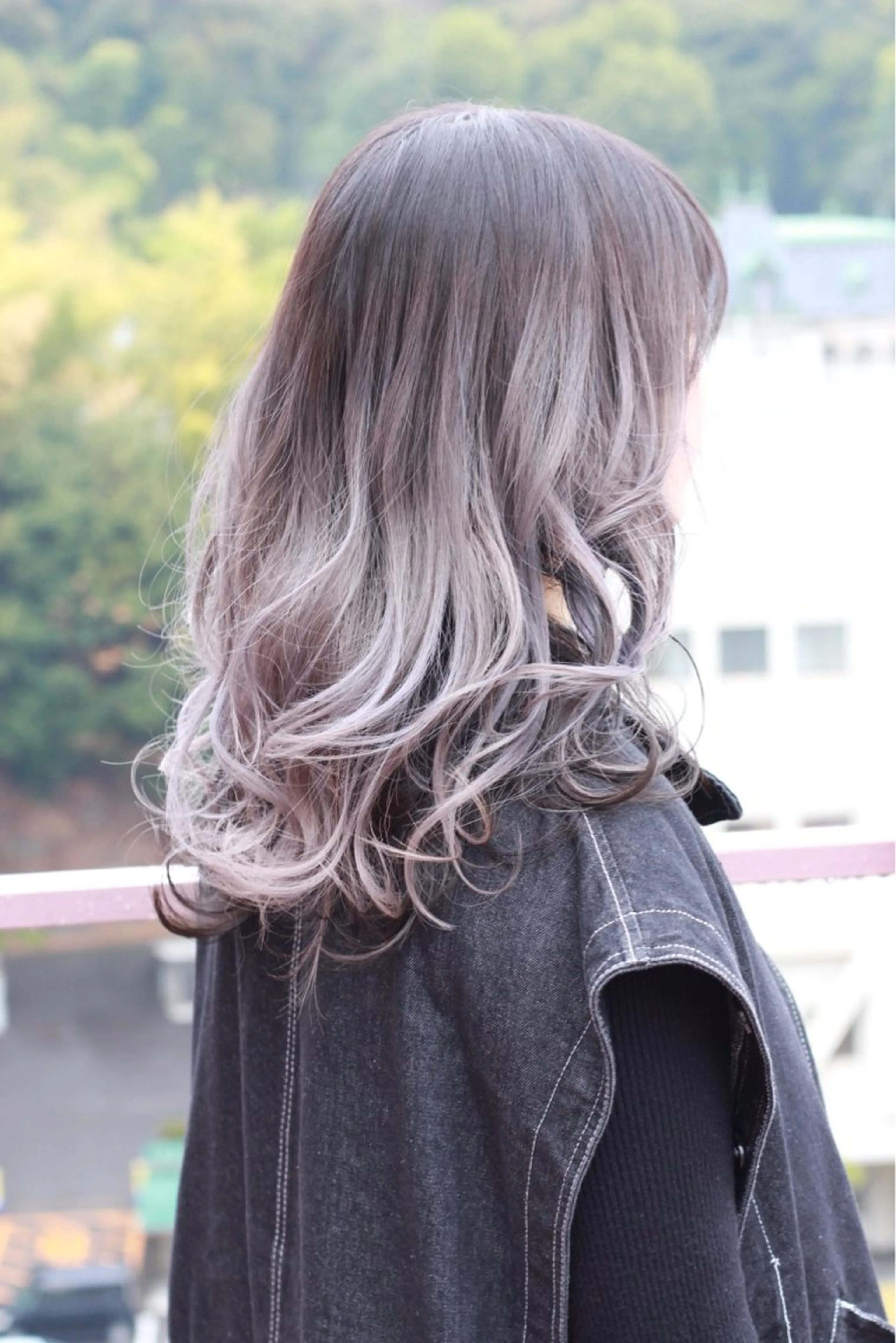 セミロング カラー グラデーションカラー シルバー ヘアカラー Viage （ビアージュ）のヘアスタイル