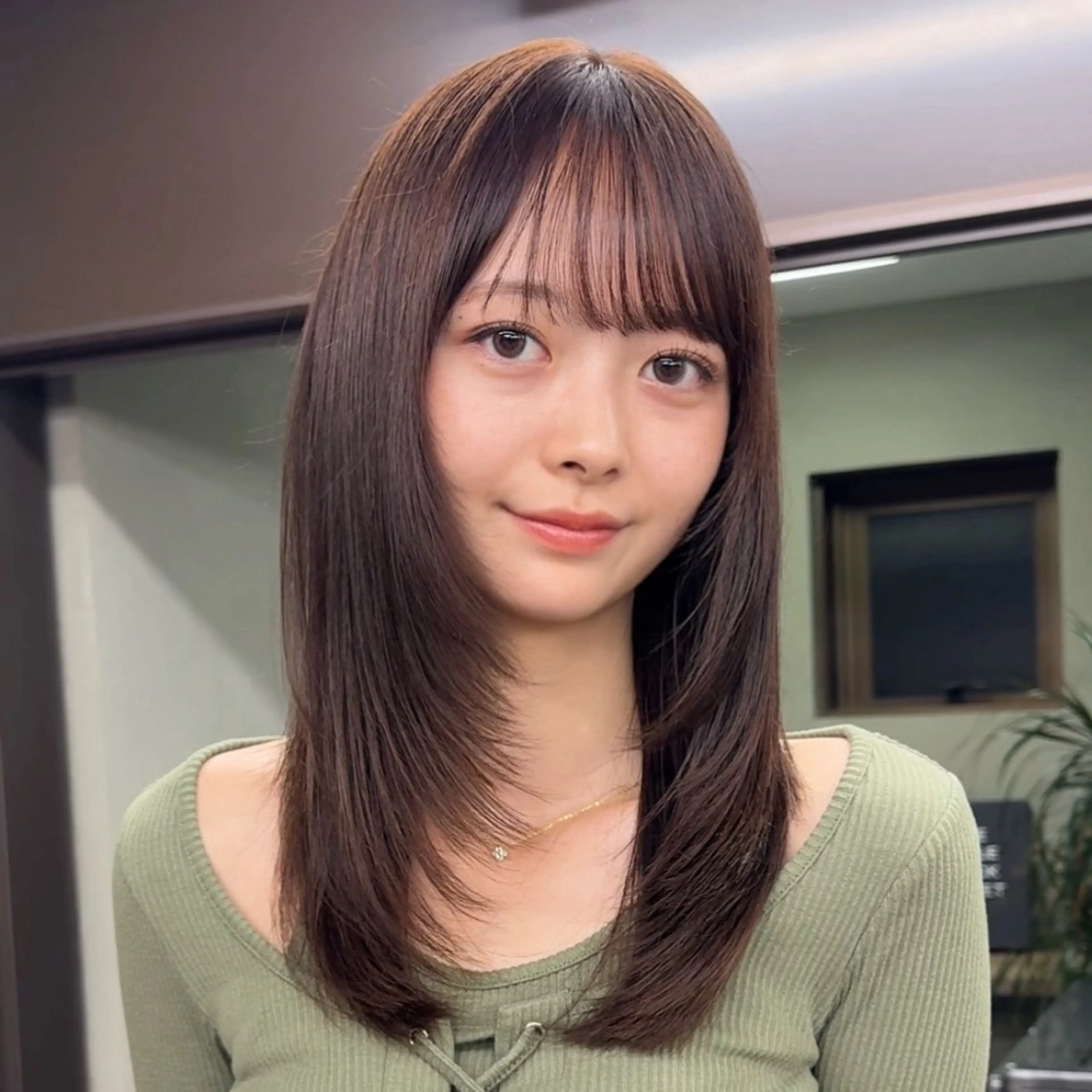 セミロング カラー ベージュカラー モカベージュ 顔周りカット レイヤーカット シャギー 似合わせ/レイヤー/ 透明感/みっきーのヘアスタイル
