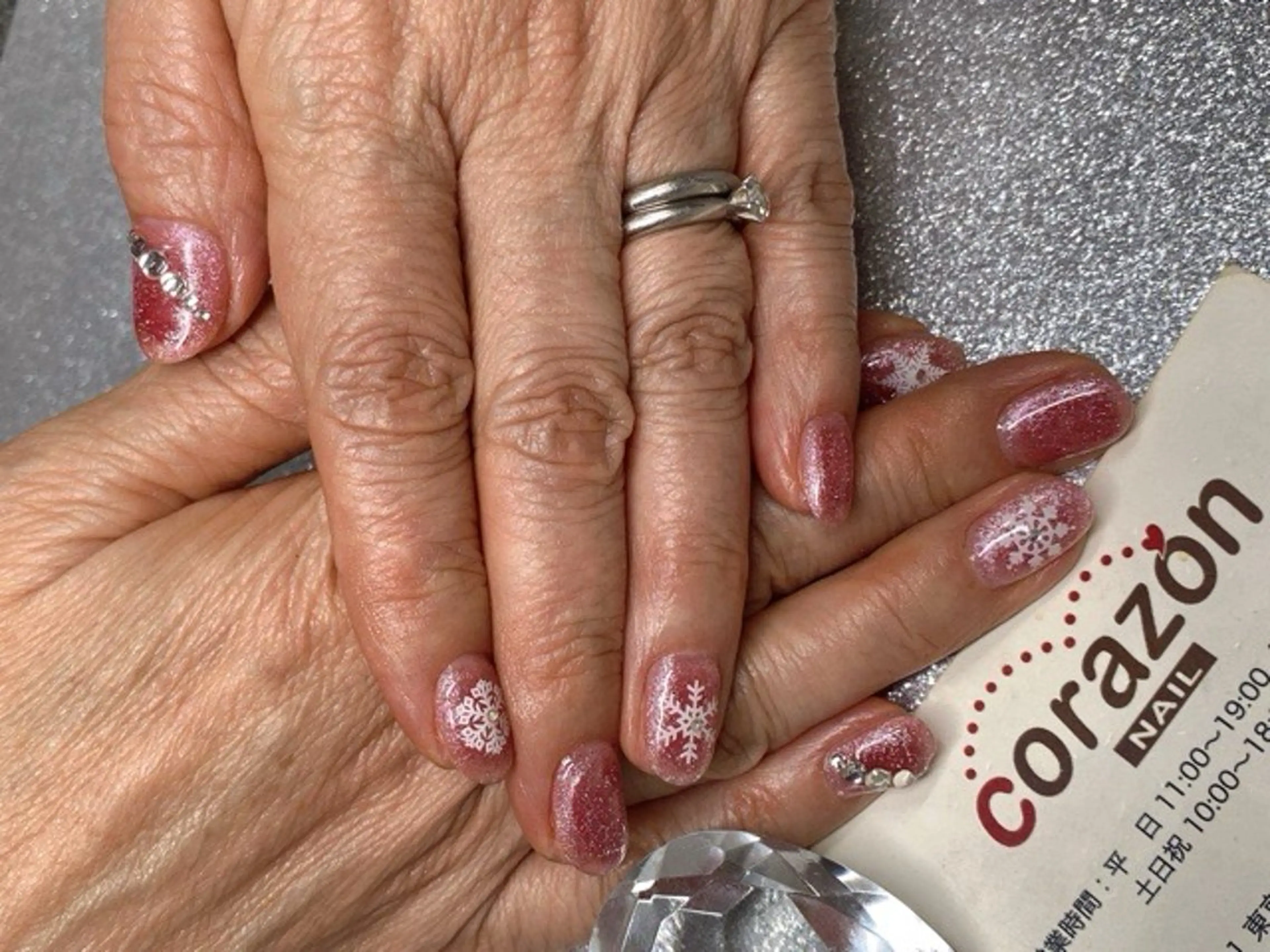 ネイル マグネットネイル ピンク 冬ネイル クリスマス ハンドネイル ハンドケア corazon所属・ネイリスト aicoのネイルデザイン