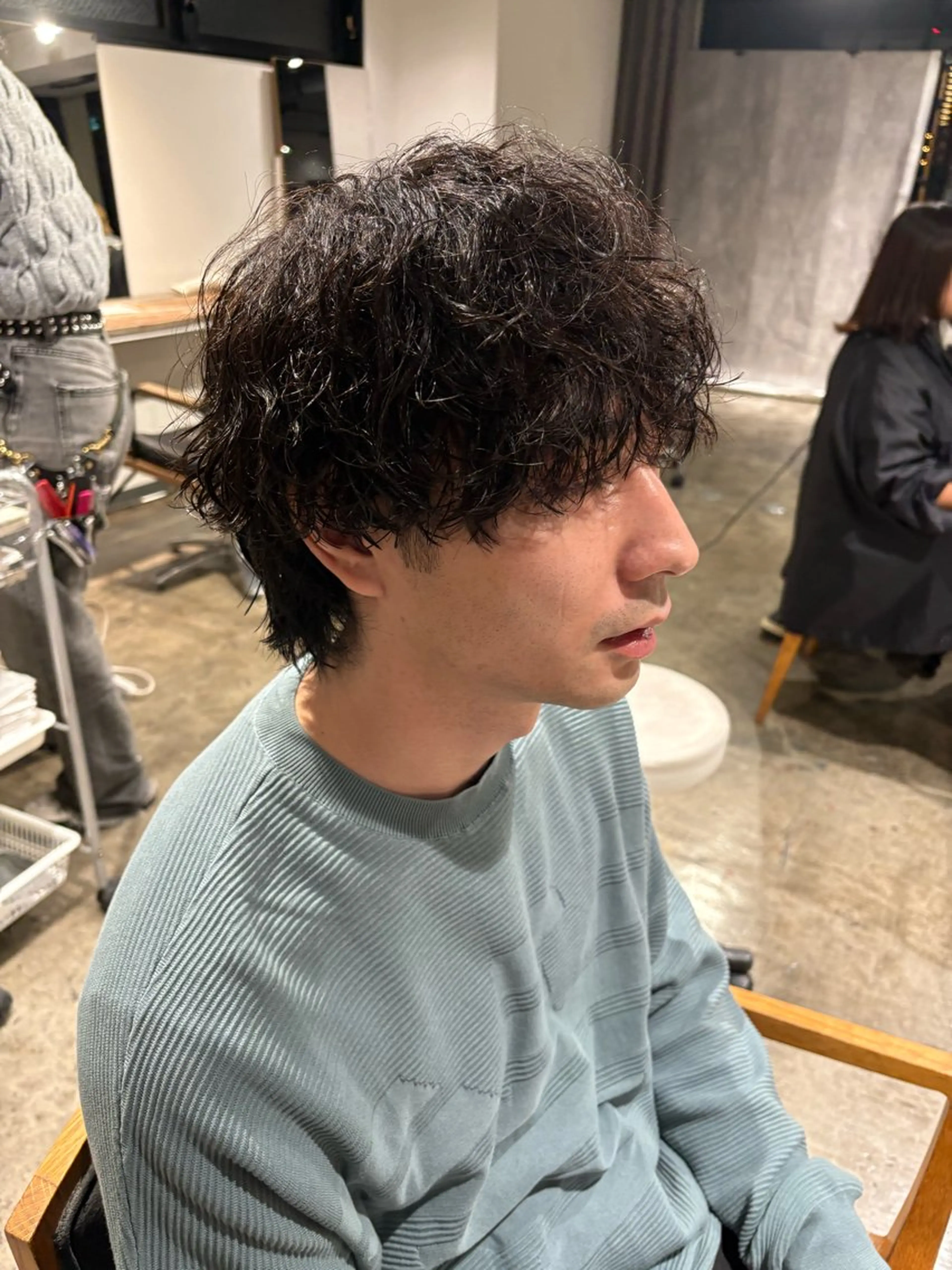 ショート パーマ メンズ センターパート ダウンパーマ フェザーパーマ カルマパーマ メンズ韓国風 カット フェザーパーマ癖毛 曲がる縮毛矯正森岡のヘアスタイル