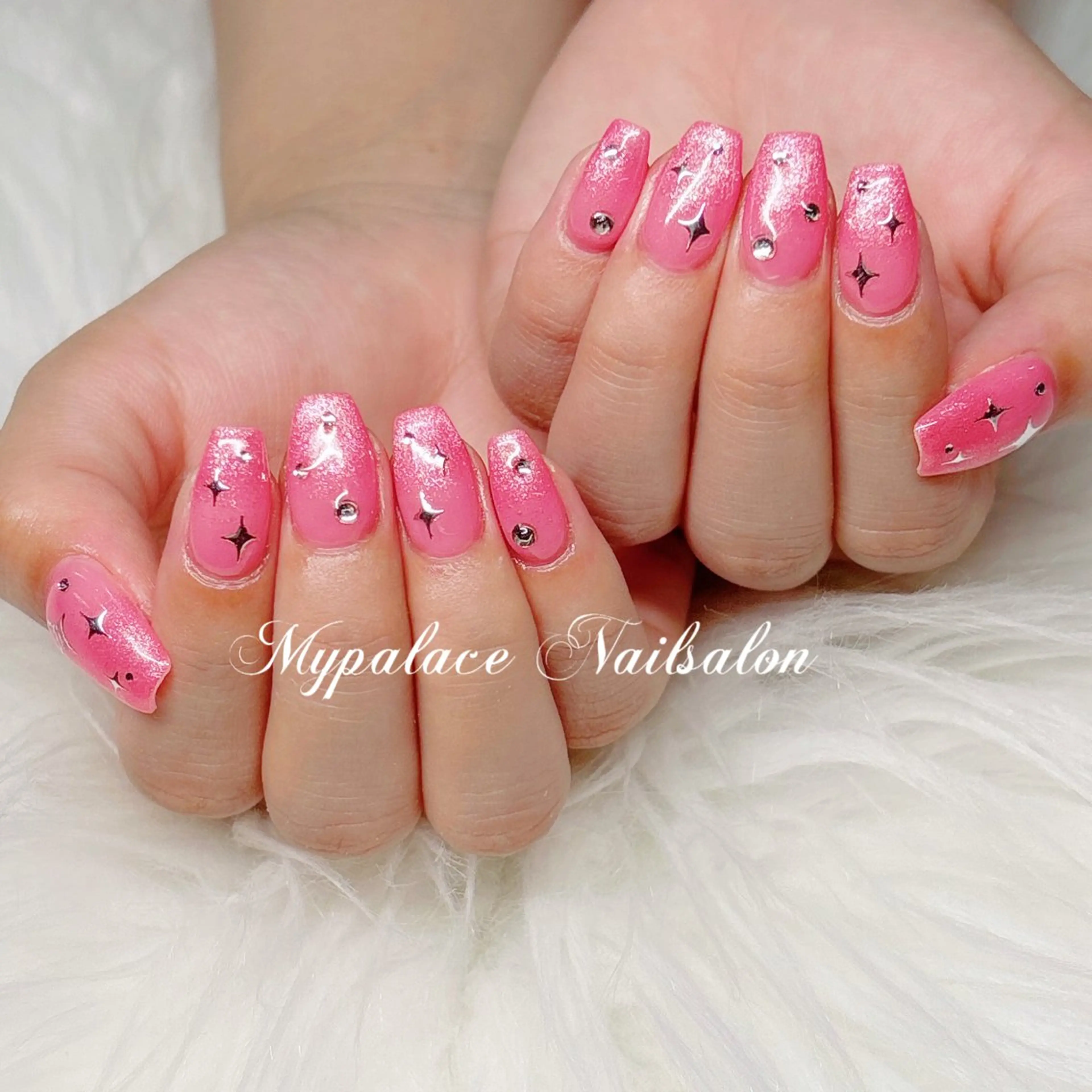 ネイル グラデーション キラキラネイル マグネットネイル ピンク ストーンネイル ハンドネイル Yuis Nailスカルプ専門のネイルデザイン