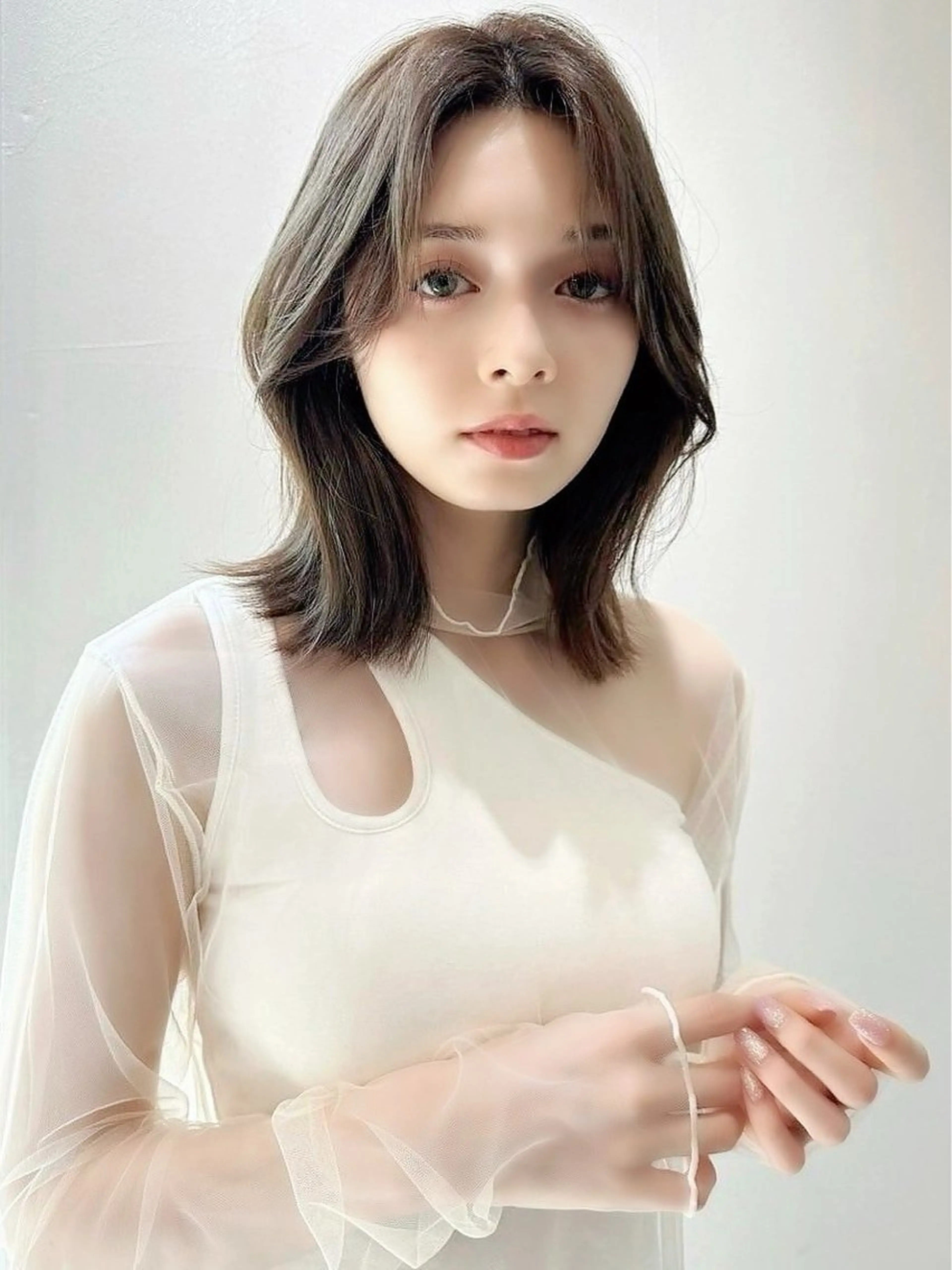 ミディアム ショート レイヤー ロンド エメのヘアスタイル