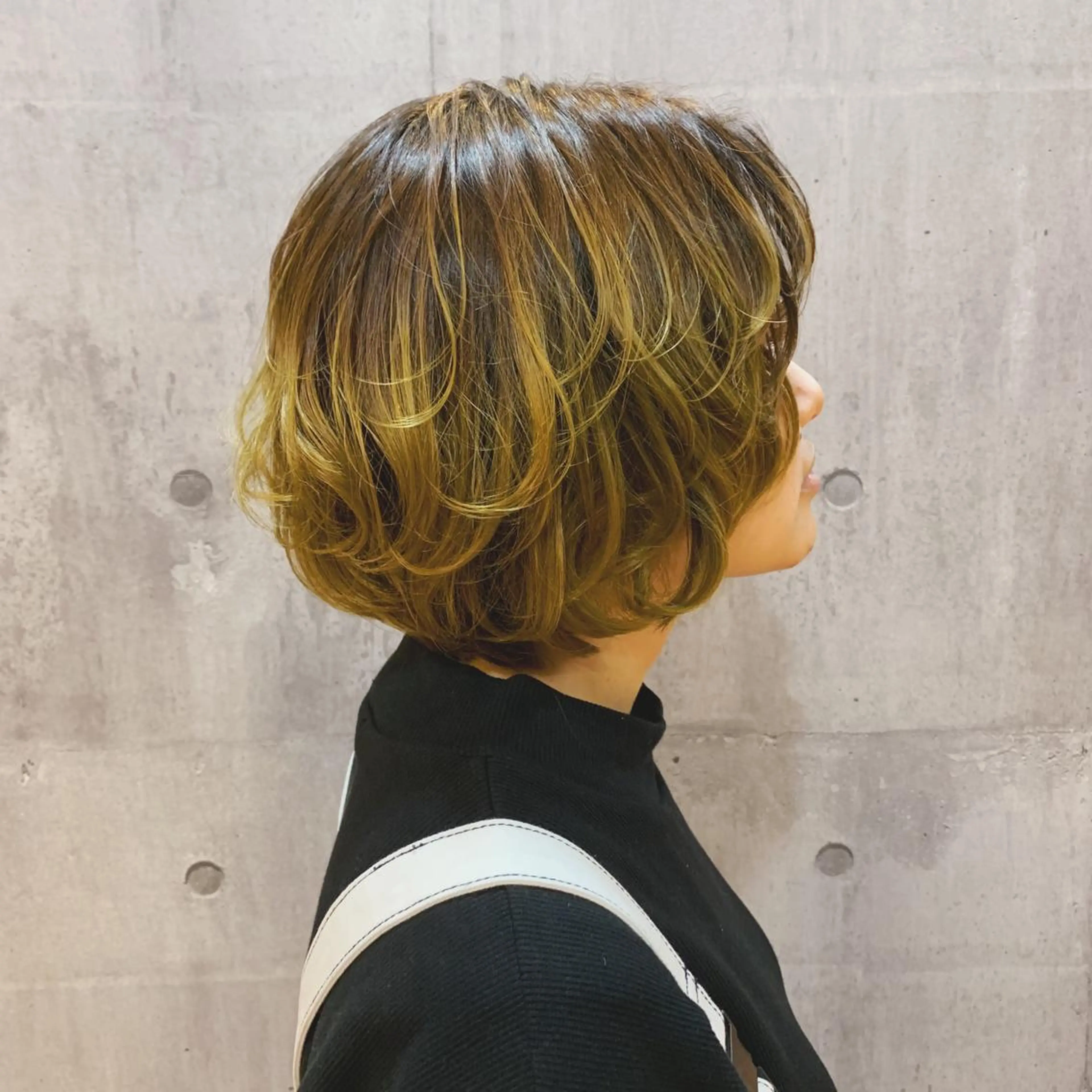 ショート カラー グラデーションカラー イエローカラー 伊藤 陽のヘアスタイル