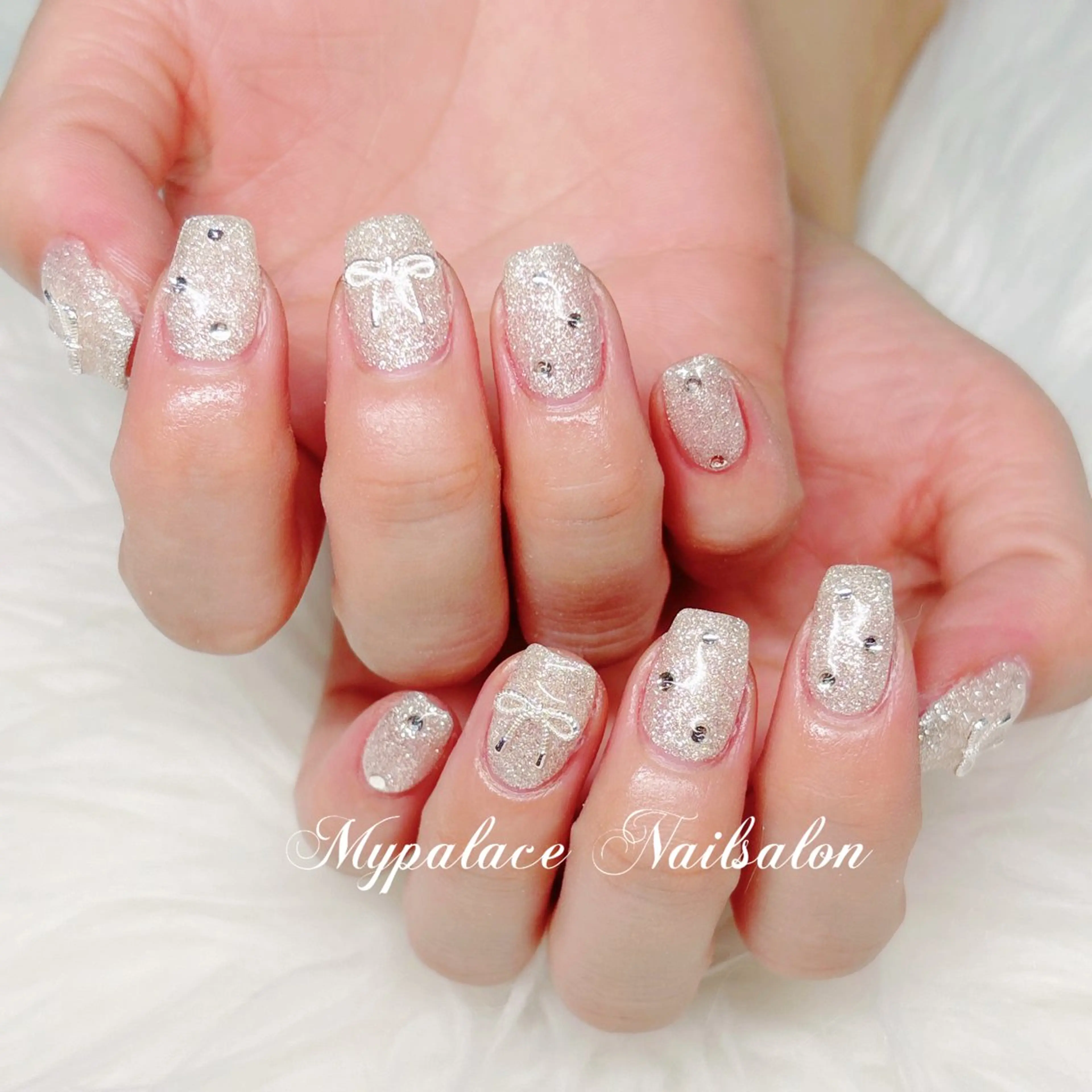 ネイル キラキラネイル ラメ(グリッター) リボン シルバー ハンドネイル Yuis Nailスカルプ専門のネイルデザイン