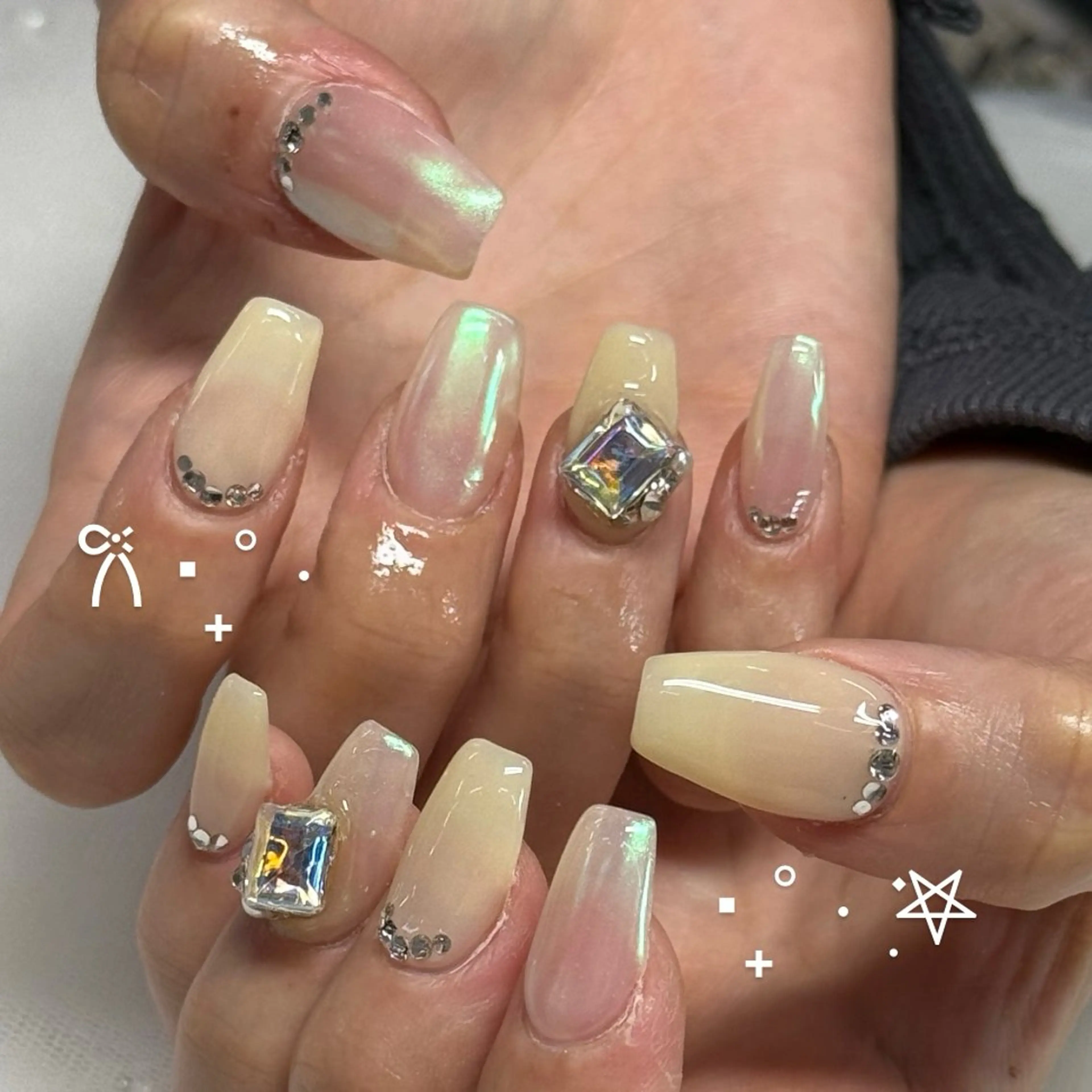 ネイル オーロラネイル ハンドネイル WOLTOKYO yunaのネイルデザイン