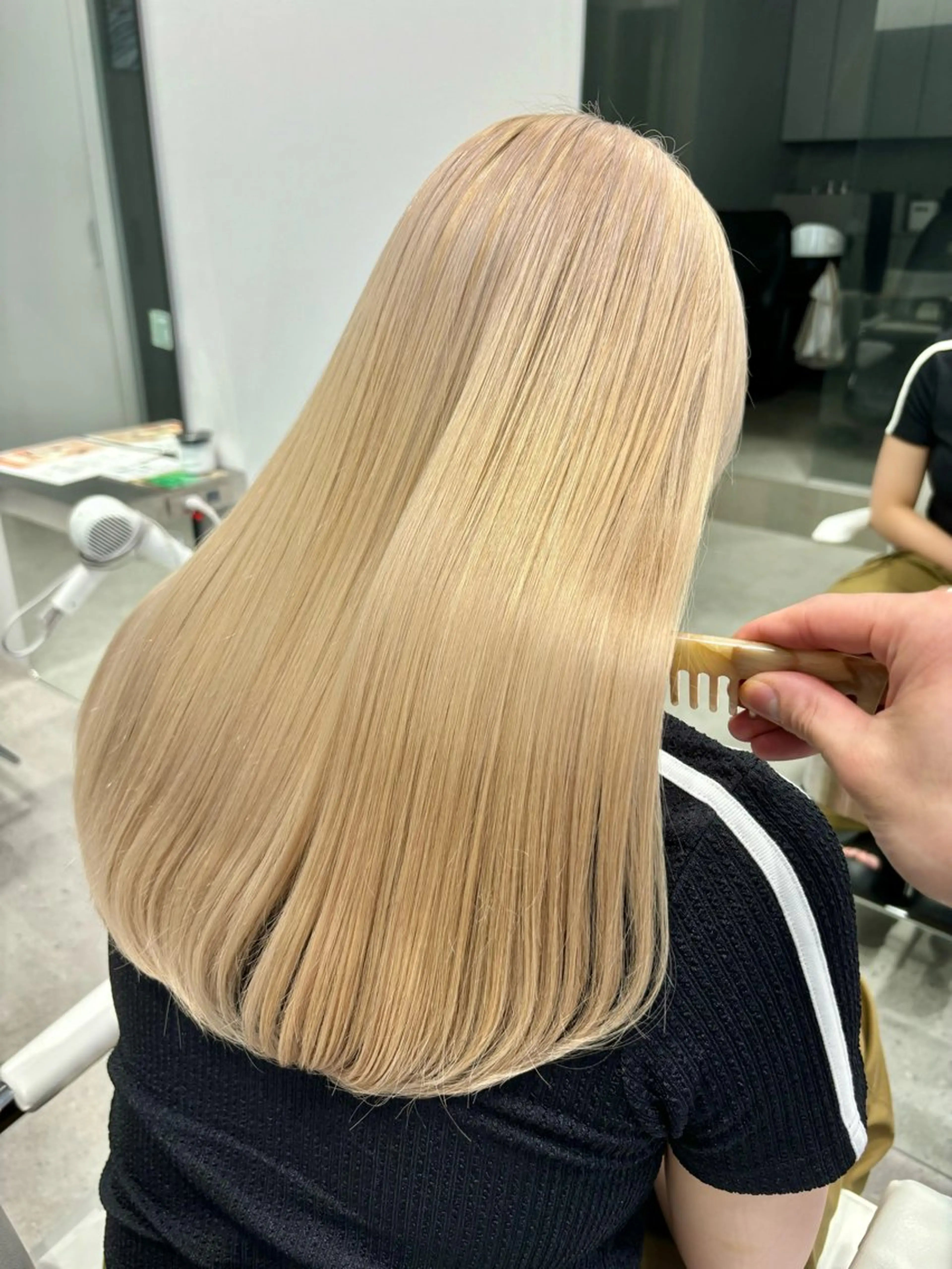 ロング カラー 抜きっぱなしブロンド ブロンド iLi所属・iLi 《イリ》のヘアスタイル