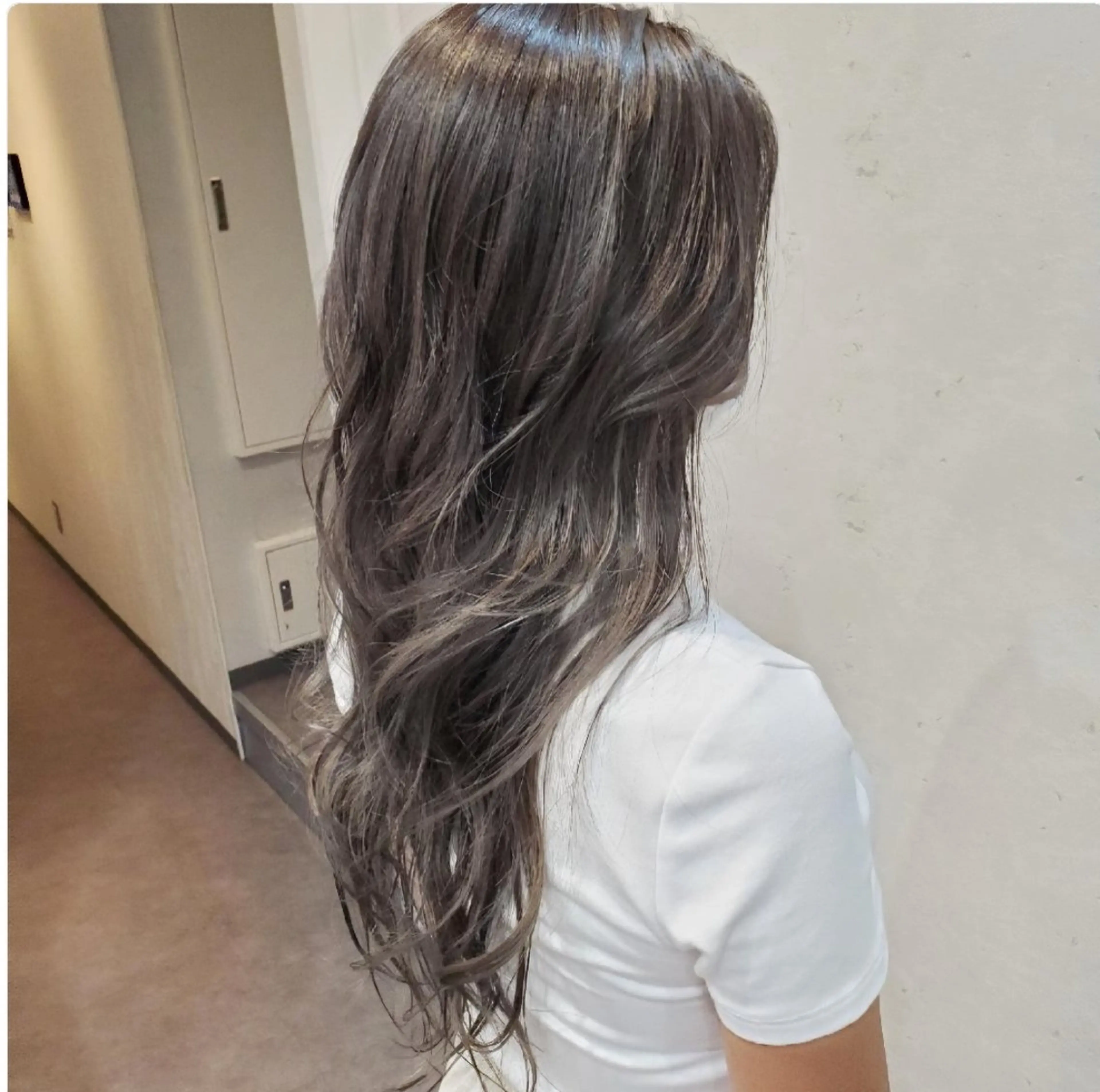 ロング カラー 透明感カラー グレージュ ハイライトカラー 外国人風カラー ハイライト カット ヘアカラー トリートメント 大人女性の救世主🙌 溝の口/岡部彩夏のヘアスタイル
