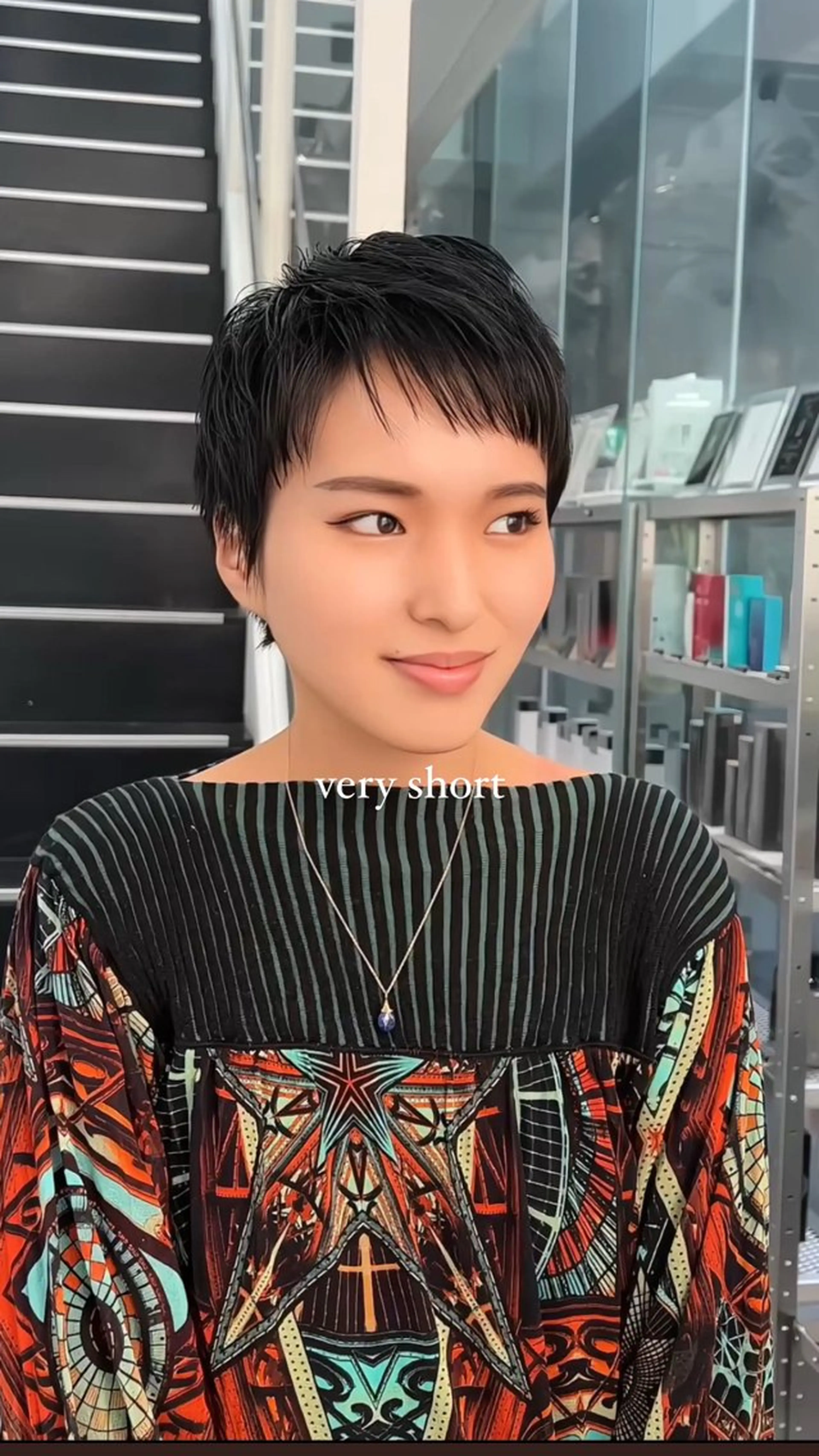 ショート カラー ベリーショート 黒髪 ショートヘア カット トリートメント CHERIEブリーチ ダブルカラー　天神のヘアスタイル