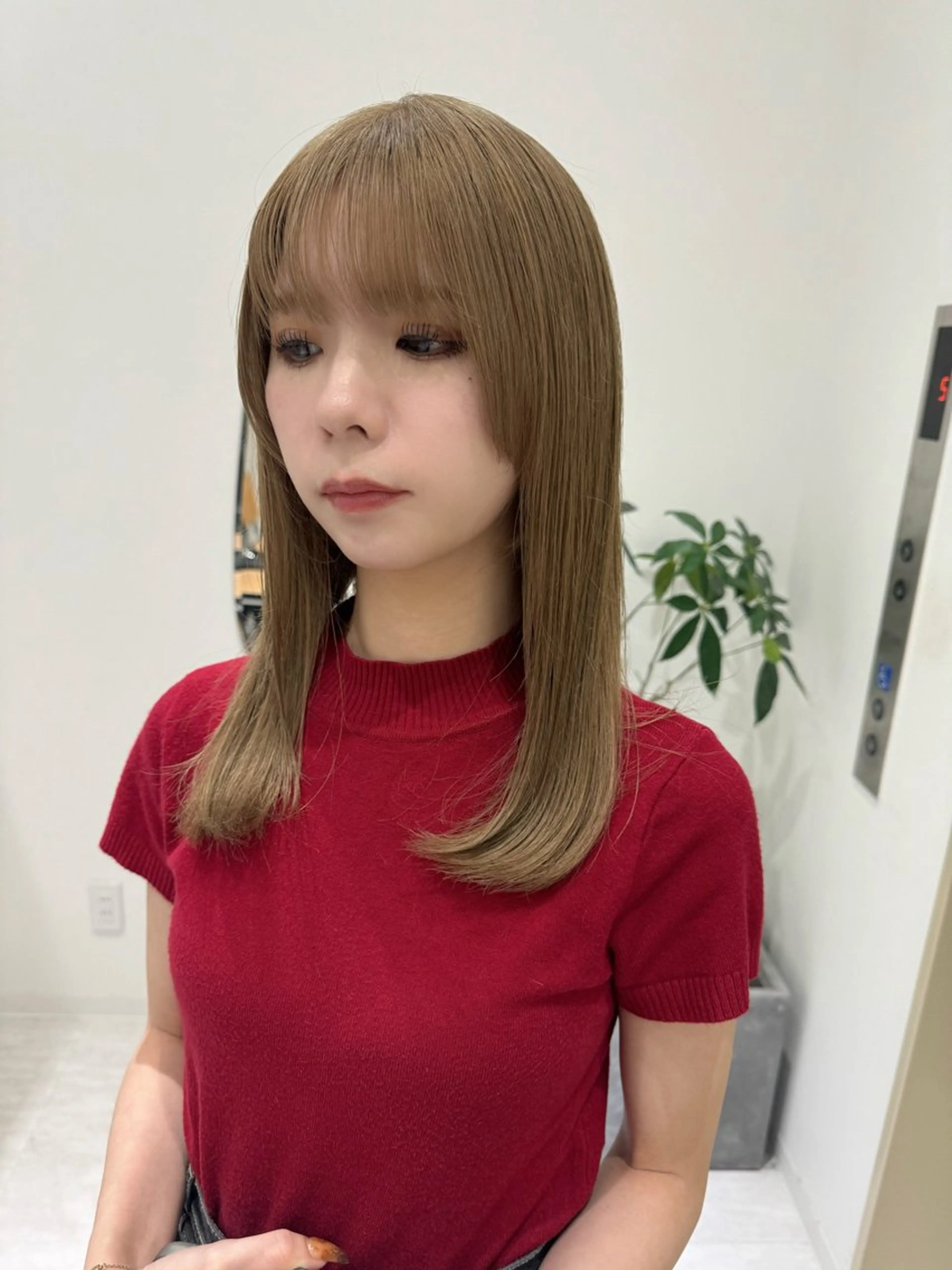 セミロング カラー ベージュカラー ブリーチ ミルクティーベージュ ヘアカラー 透け 艶感カラー 顔周り 齊木 勇人のヘアスタイル