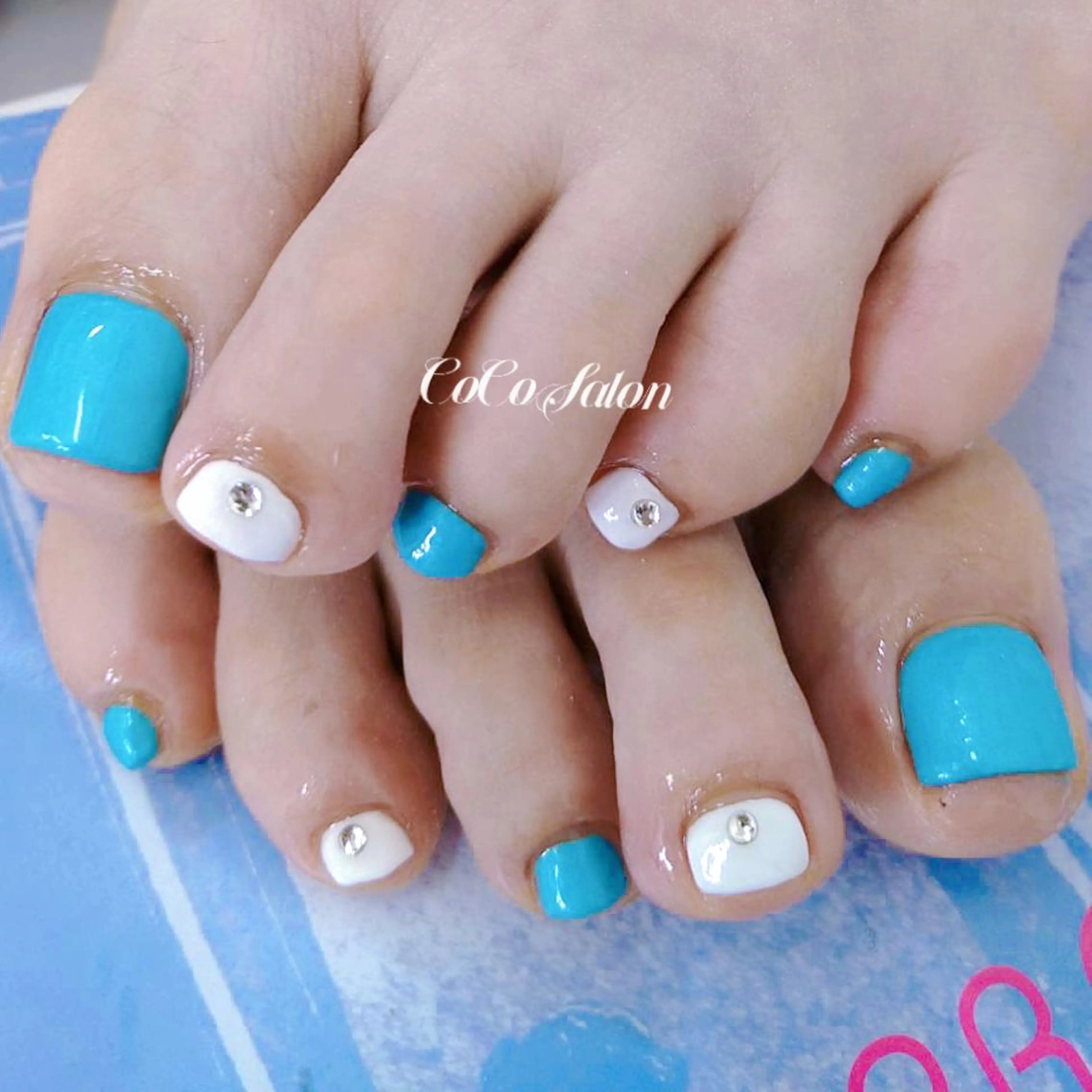 ネイル ブルー 長さ出し フットネイル ジェルネイル キラキラネイル フットネイル CoCoSalon ネイル/まつ毛予約のネイルデザイン