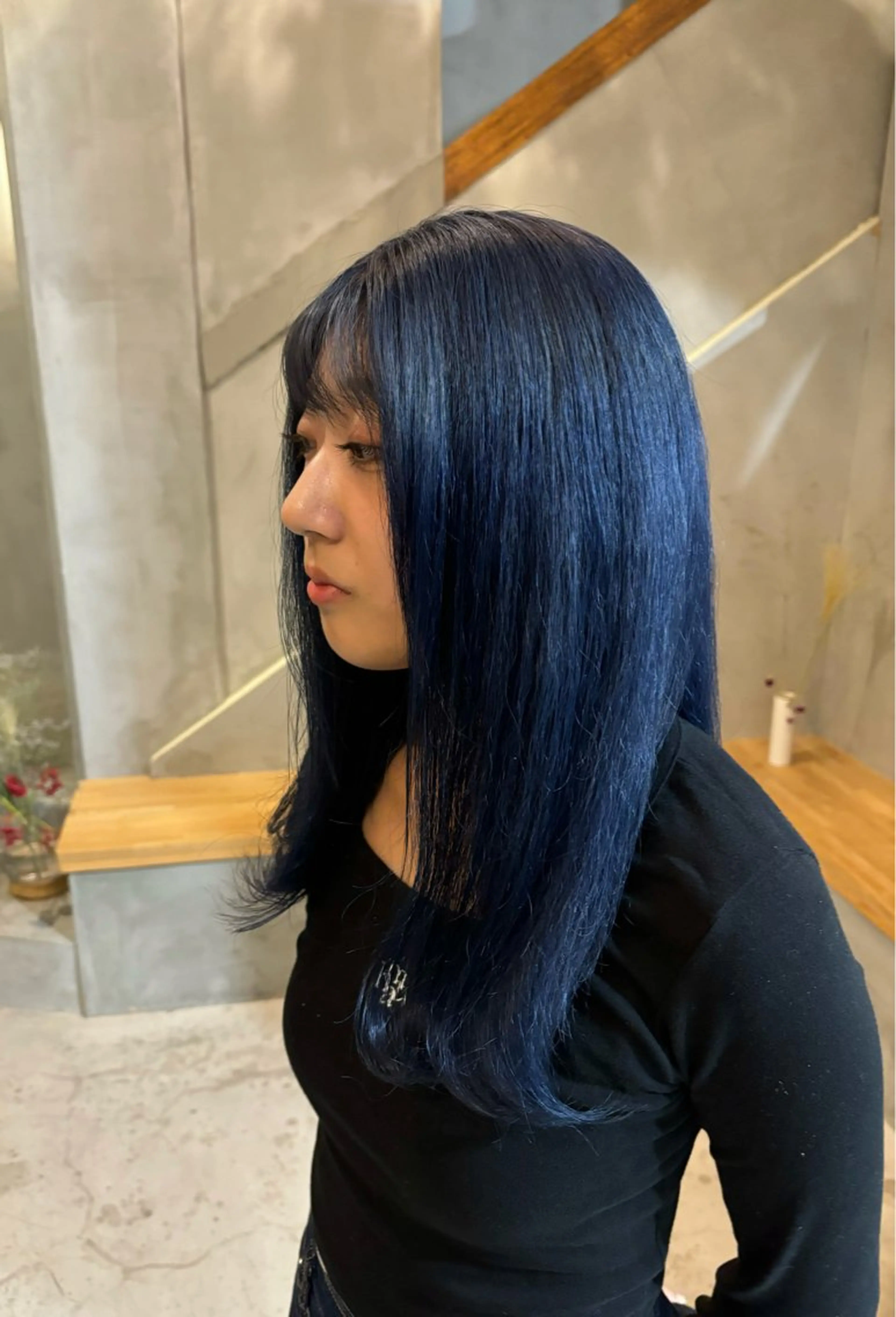 セミロング カラー ブリーチ ブルーカラー オレンジ 小西 萌々香のヘアスタイル