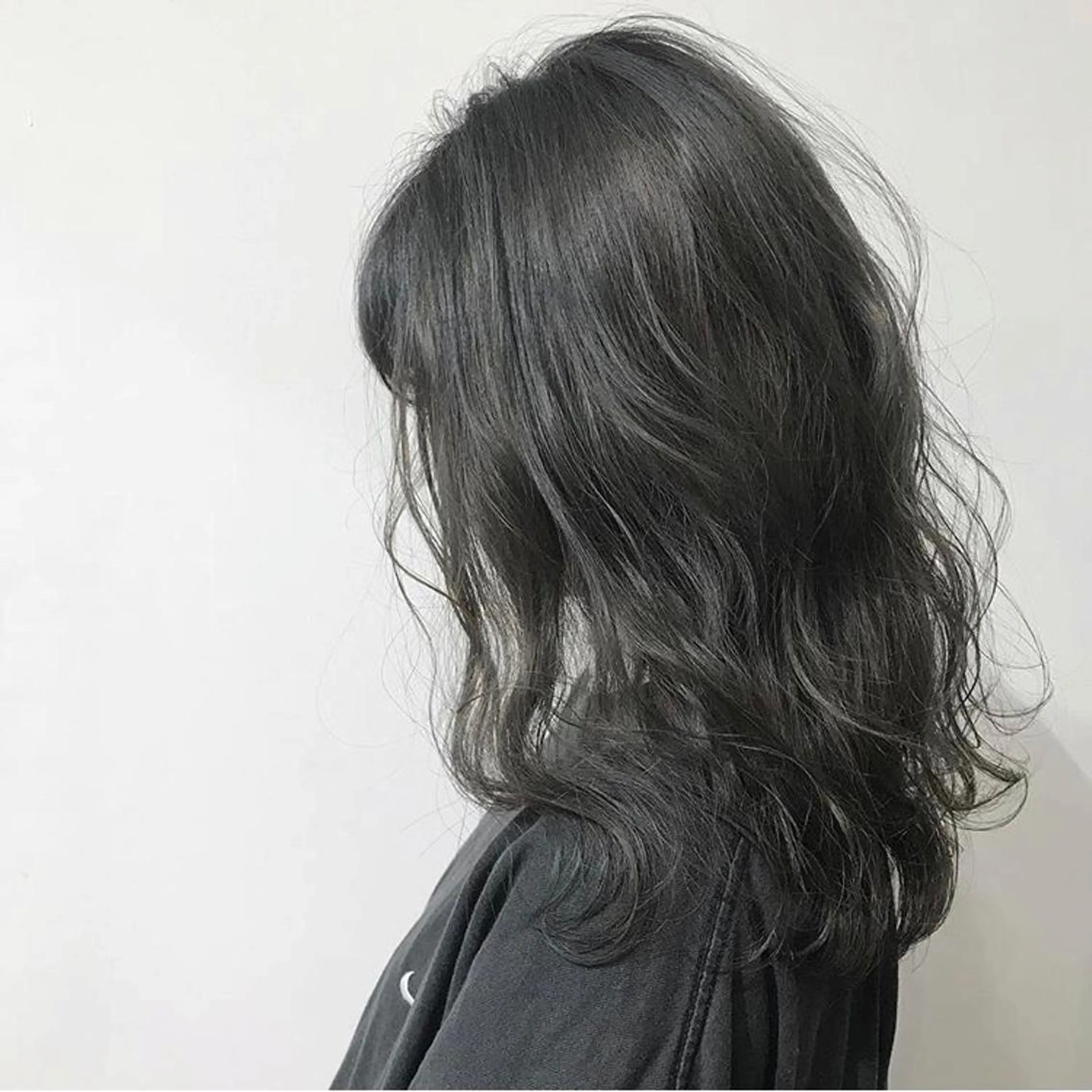 セミロング カラー アッシュ アッシュブラック 黒髪 ブリーチ ハイライトカラー ヘアカラー トリートメント レイヤー/顔周り /AKARIのヘアスタイル