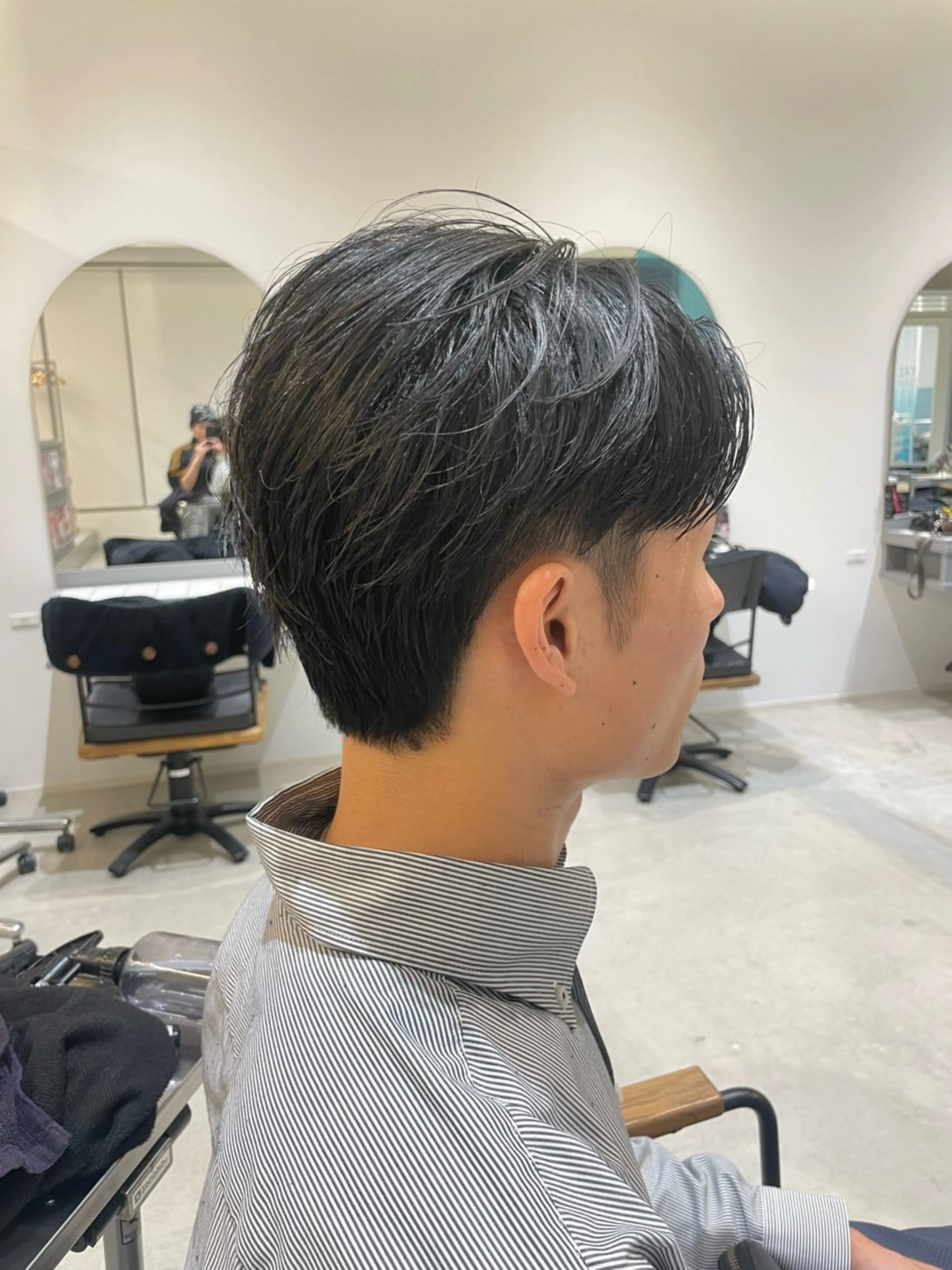 メンズ センターパート 刈り上げ 松井 せりのヘアスタイル