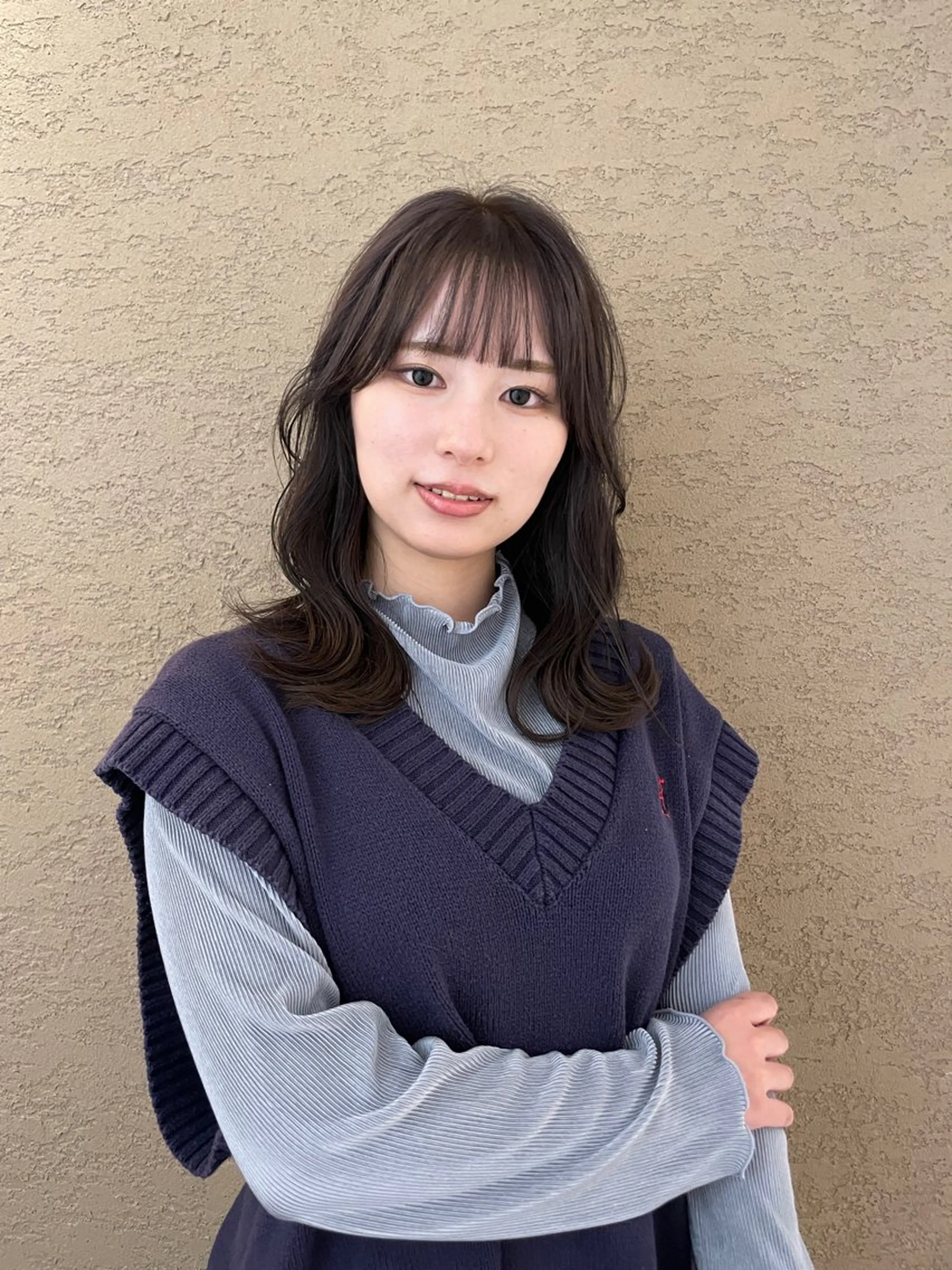 【ミディアムヘアカットクーポン】ミディアムレイヤーカットをさせてくださるお客様の写真