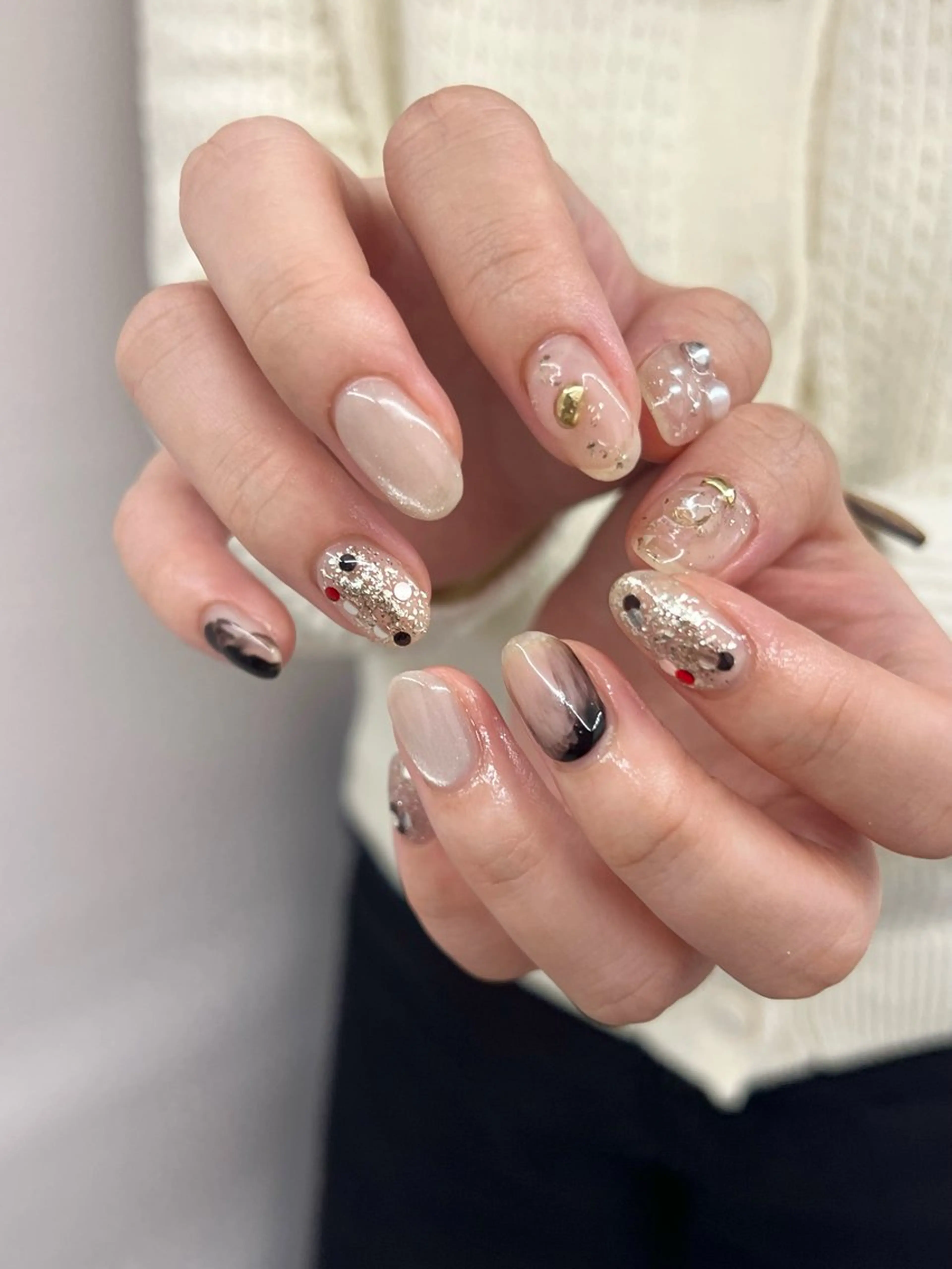 ネイル ジェルネイル ゴールド キラキラネイル マグネットネイル ニュアンスネイル ハンドネイル ハンドケア Bana_ Nailのネイルデザイン