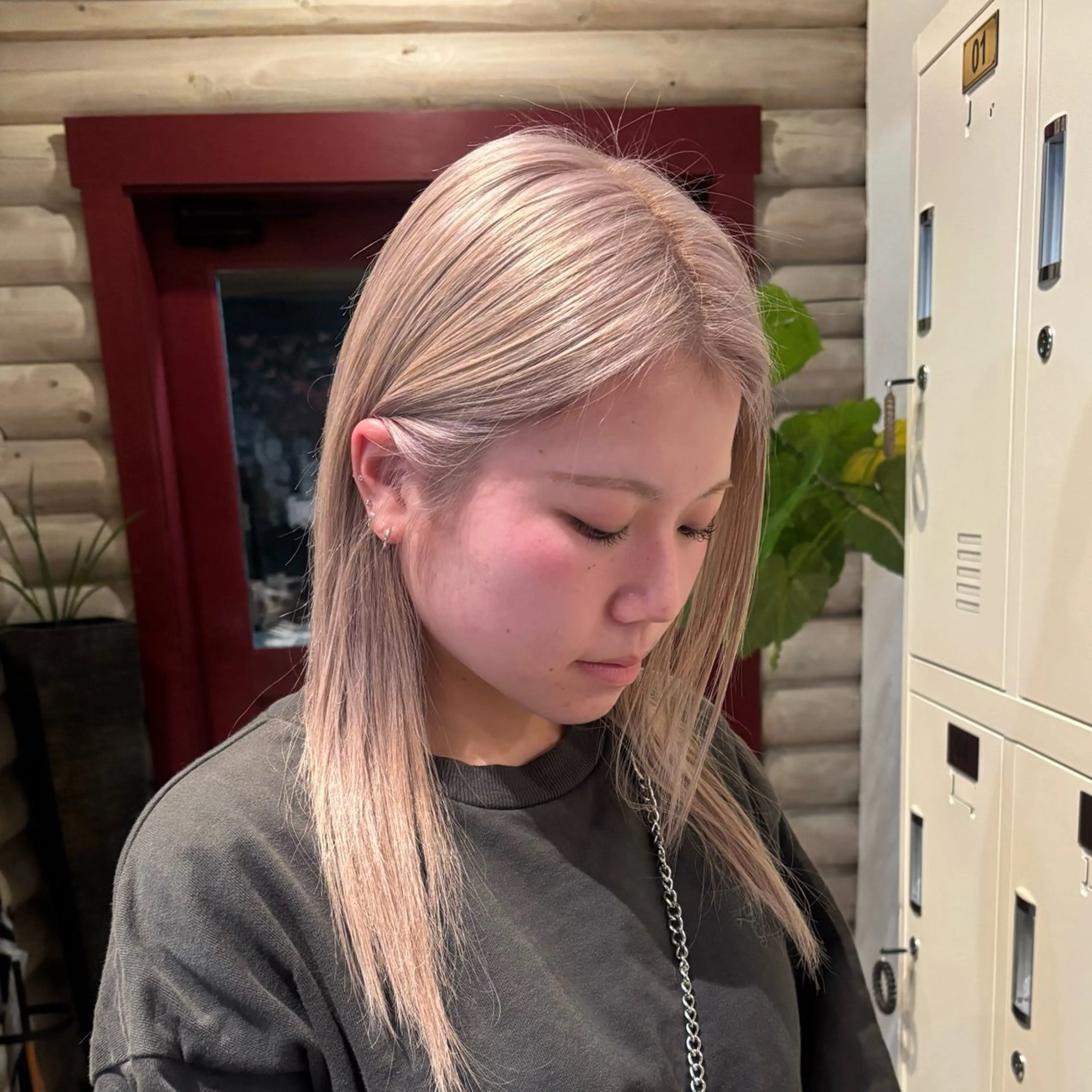 セミロング カラー ベージュカラー ブリーチ ハイトーンカラー ミルクティーベージュ ピンクカラー ヘアカラー トリートメント ハイトーン/透明感 カラー🤍こころのヘアスタイル