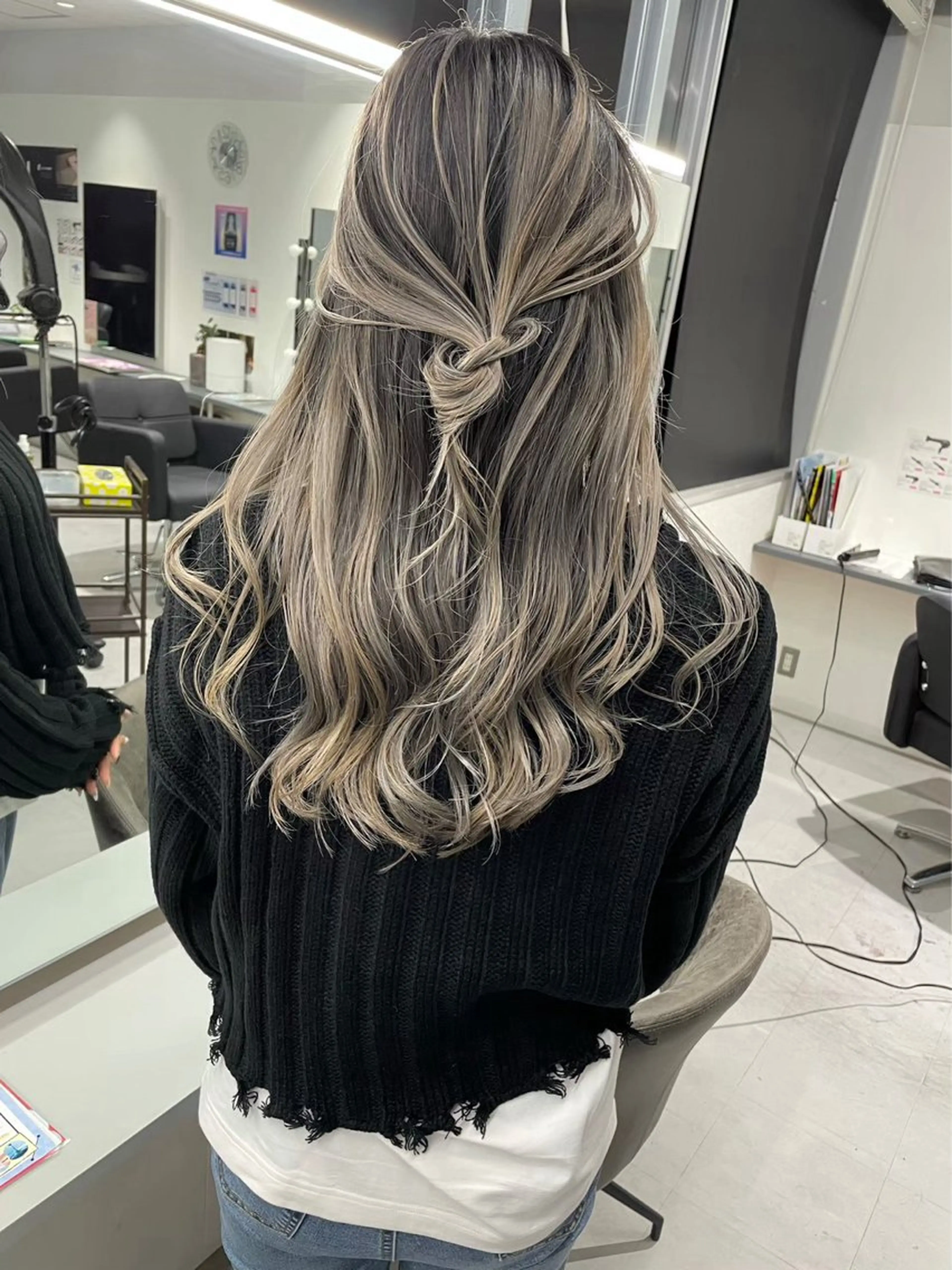 ロング カラー バレイヤージュ ベージュカラー ブリーチ レイヤーカット 髪質改善SALON MIST+所属・荒金 大翔のヘアスタイル