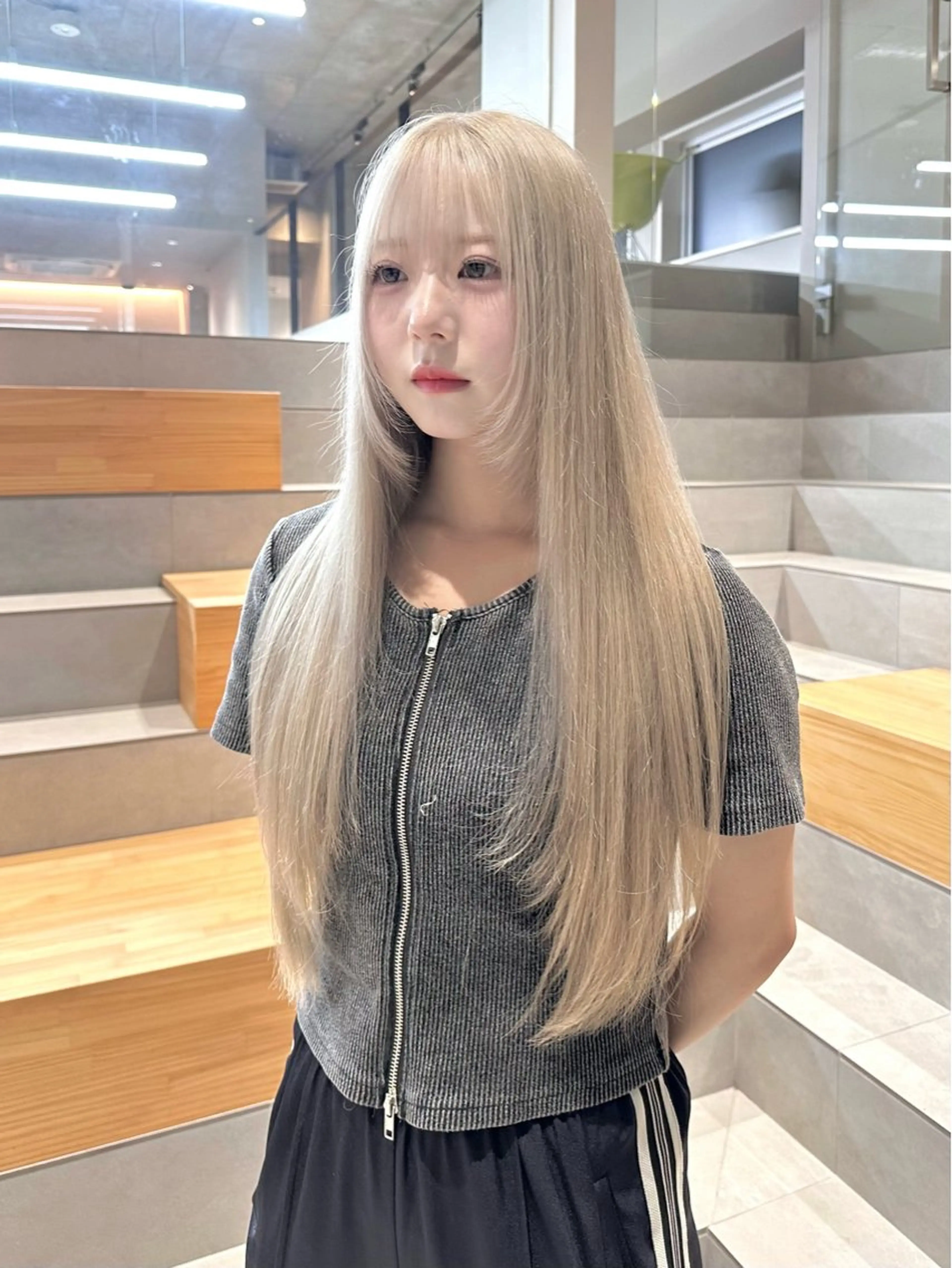 ロング カラー ブリーチ ブロンド ホワイトブロンド カット ヘアカラー 染谷 遥花のヘアスタイル