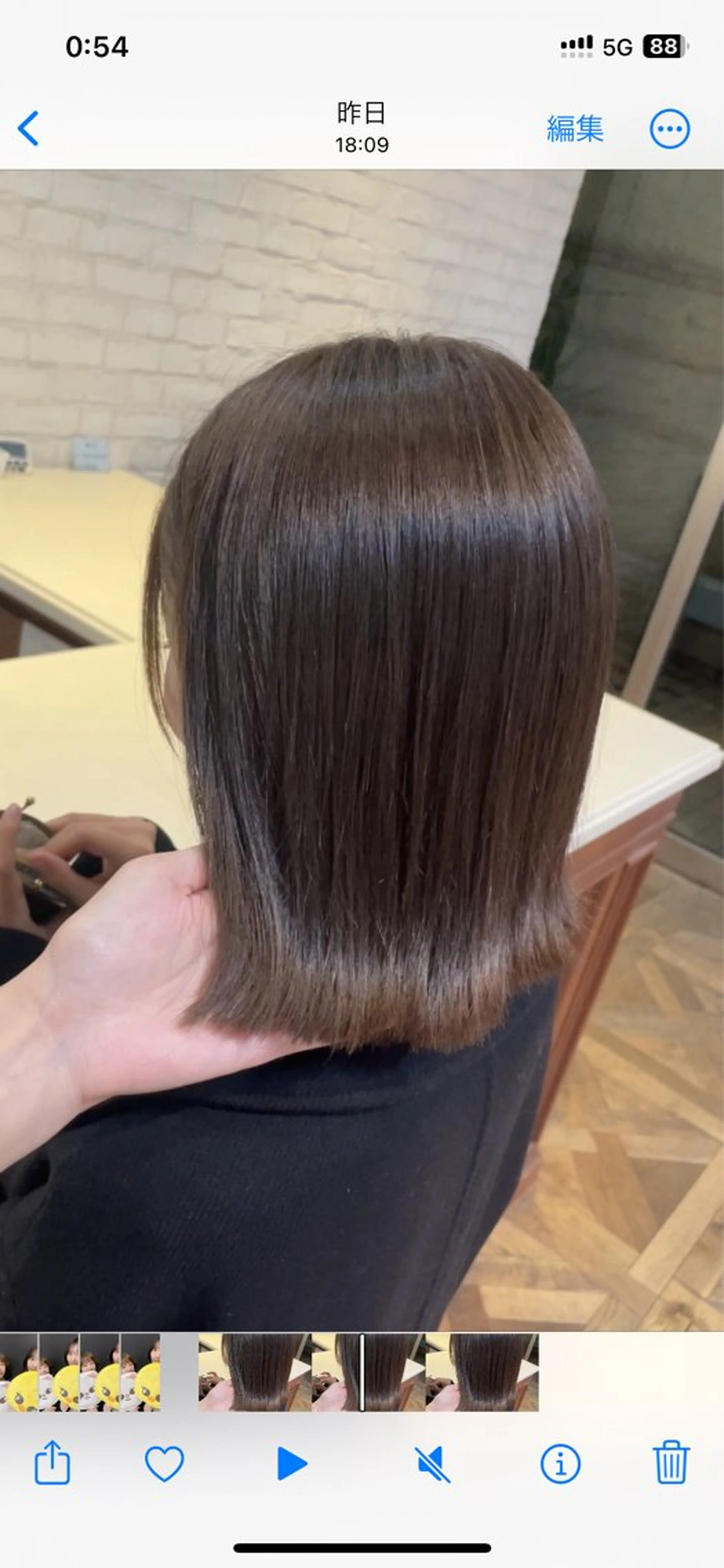 ミディアム カラー 切りっぱなしボブ ベージュカラー ブリーチ グレージュ ブリーチなしカラー カット ヘアカラー トリートメント BEBE所属・ブリーチなし 透明感カラーKANAのヘアスタイル