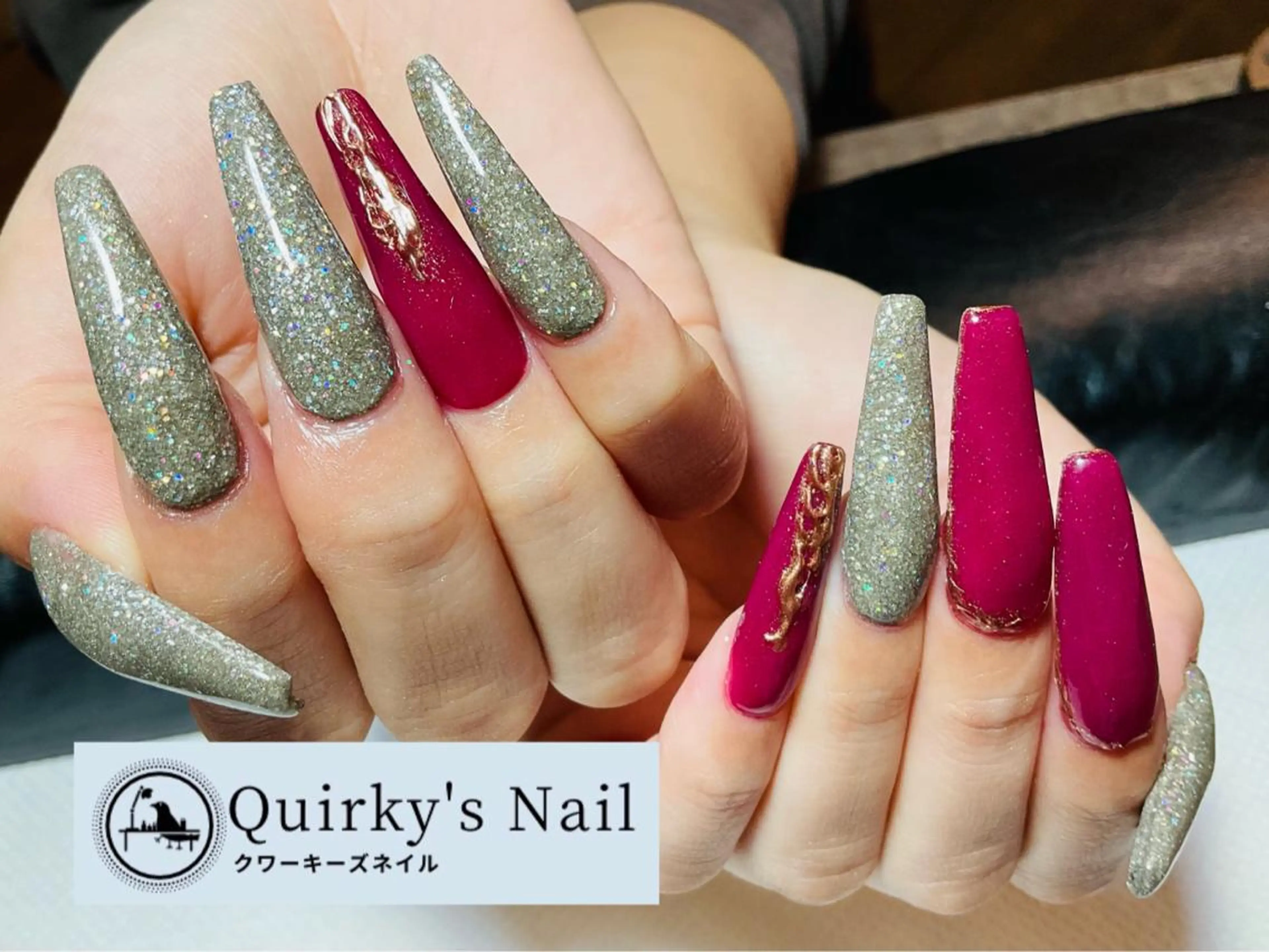 ネイル アートネイル ボルドー ジェルネイル ゴールド ラメ(グリッター) Quirky's Nail【栄店】のネイルデザイン