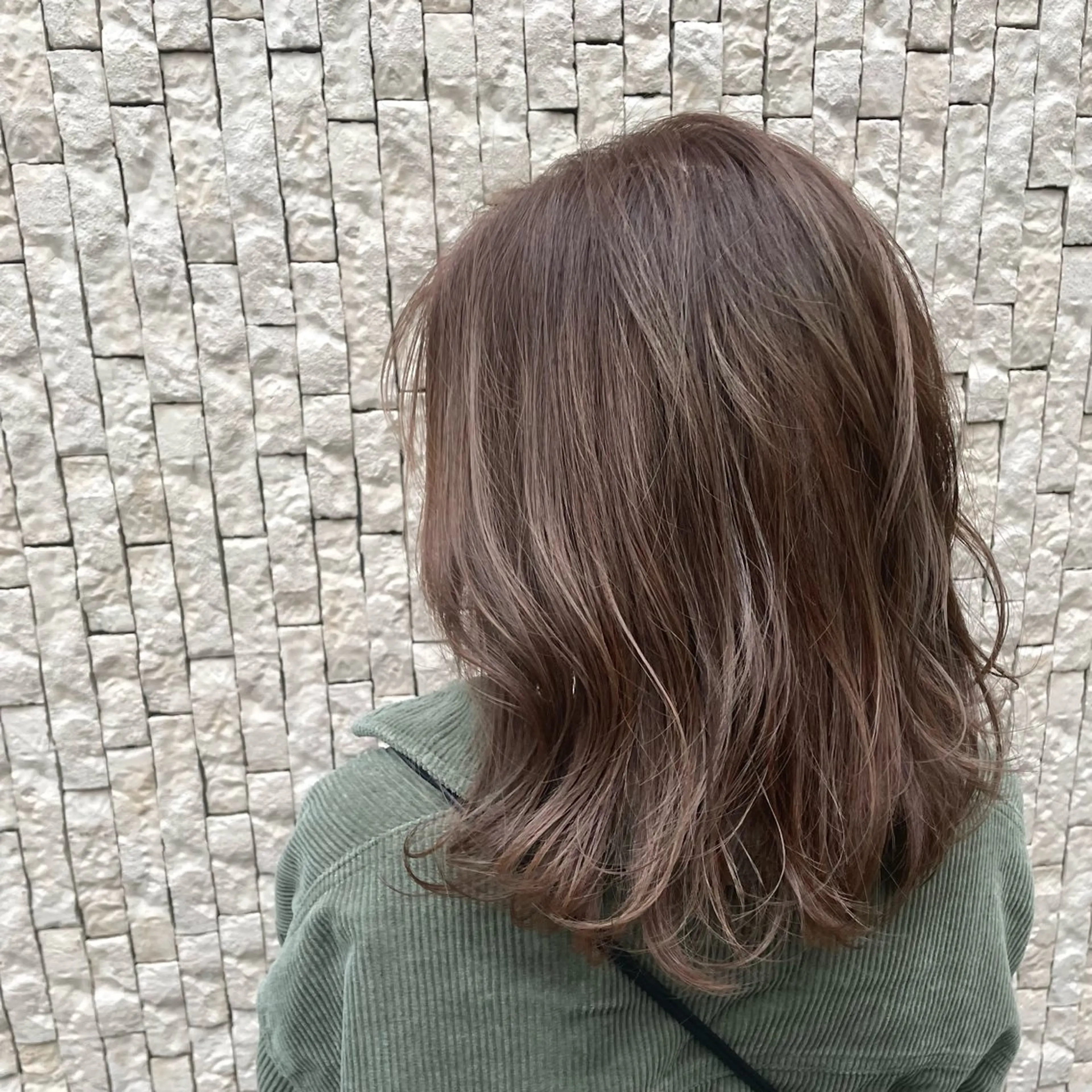 ミディアム カラー 井崎 史帆のヘアスタイル