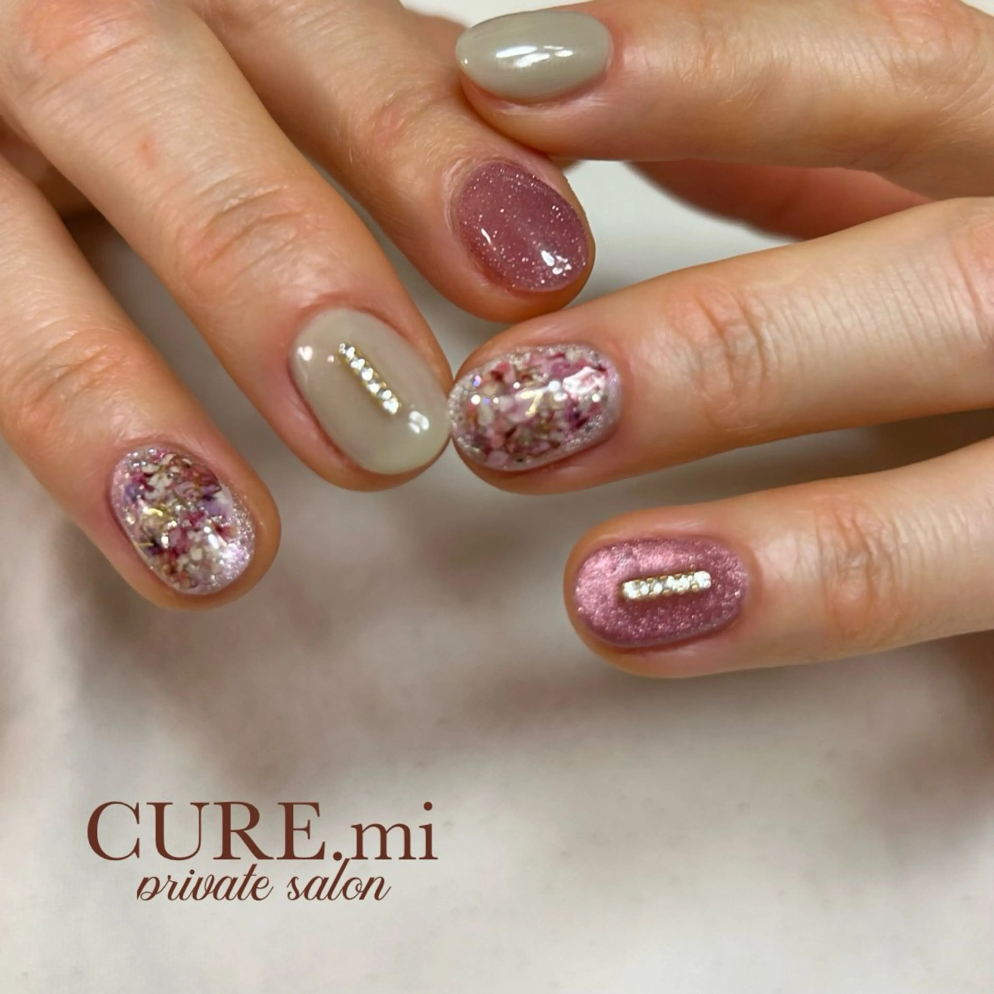 ネイル フラワーネイル キラキラネイル マグネットネイル ニュアンスネイル ハンドネイル ハンドケア CURE.mi所属・伊藤 美香のネイルデザイン