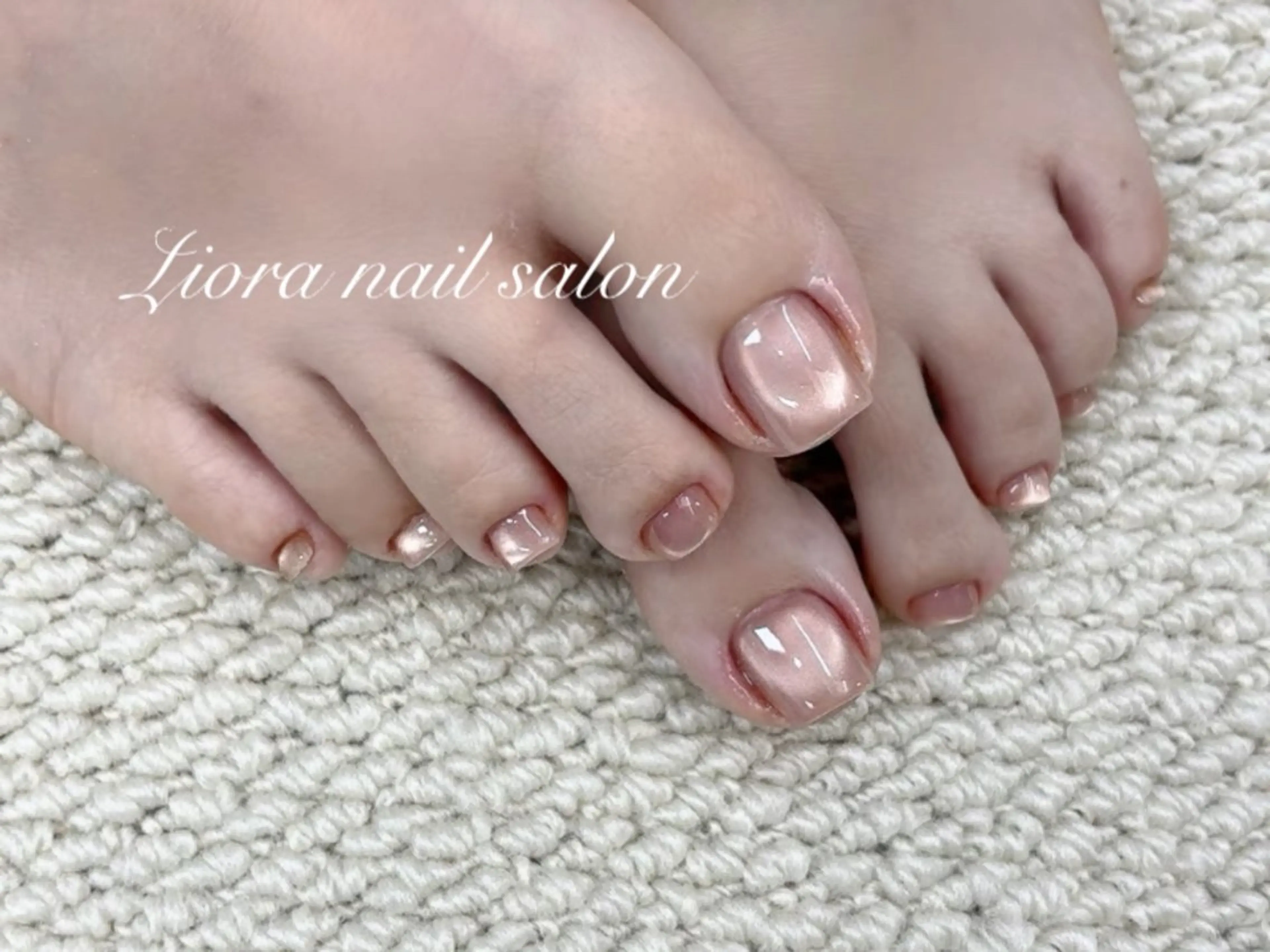 ネイル フレンチネイル ジェルネイル ガーリー グラデーション キラキラネイル フットネイル Liora ネイルサロン所属・Liora nail salonのネイルデザイン