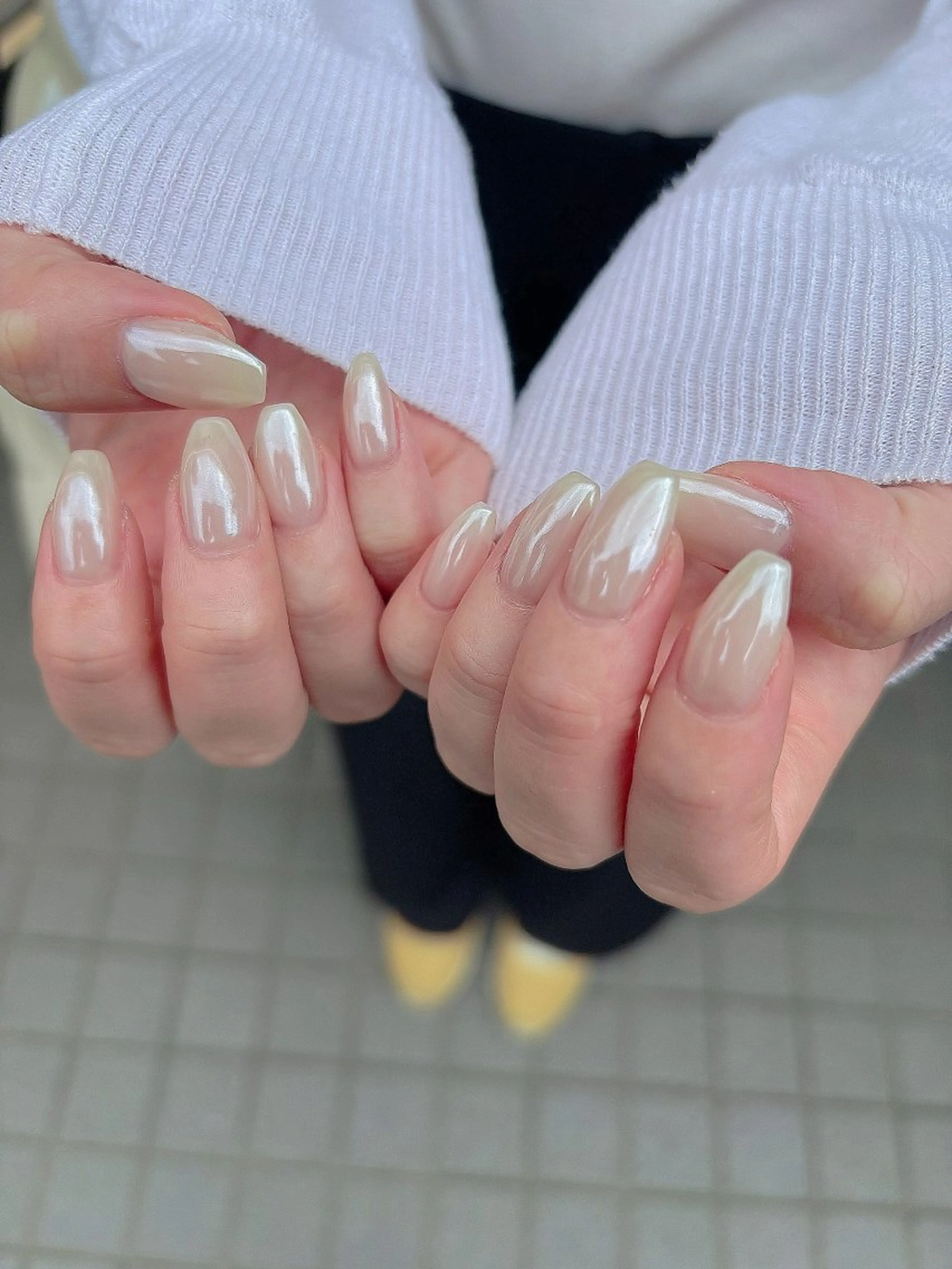 ネイル オーロラネイル ミラーネイル シンプルネイル ホワイト ハンドネイル 🎀NAIL🎀 AI🪄︎︎◝✩のネイルデザイン