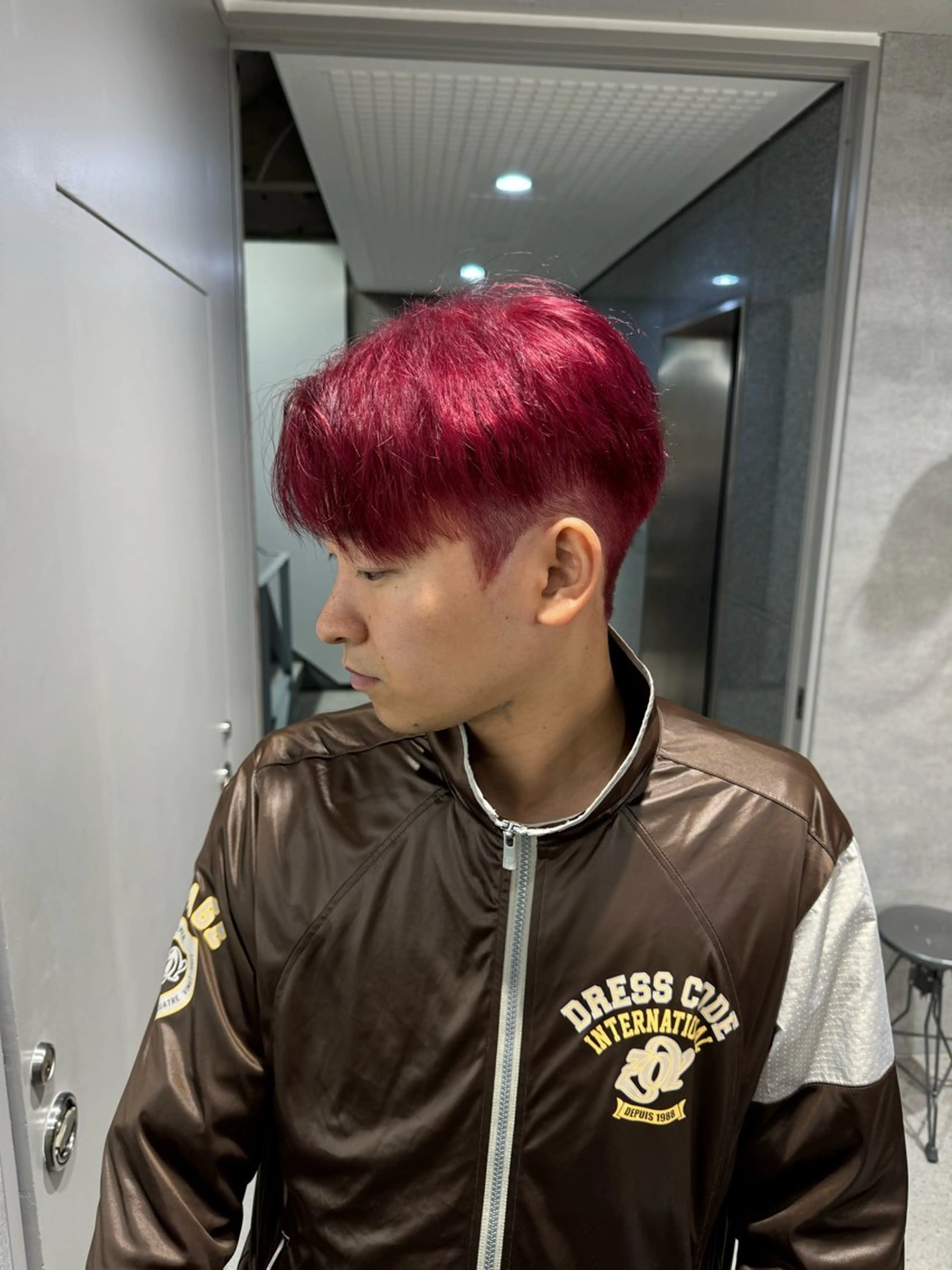 ショート パーマ ヘアアレンジ メンズ メンズブリーチ センターパート フェザーパーマ メンズハイライト メンズハイトーン カット ヘアカラー トリートメント ヘッドスパ ヘアセット スパイキー/フェザー /波巻き/かいとのヘアスタイル