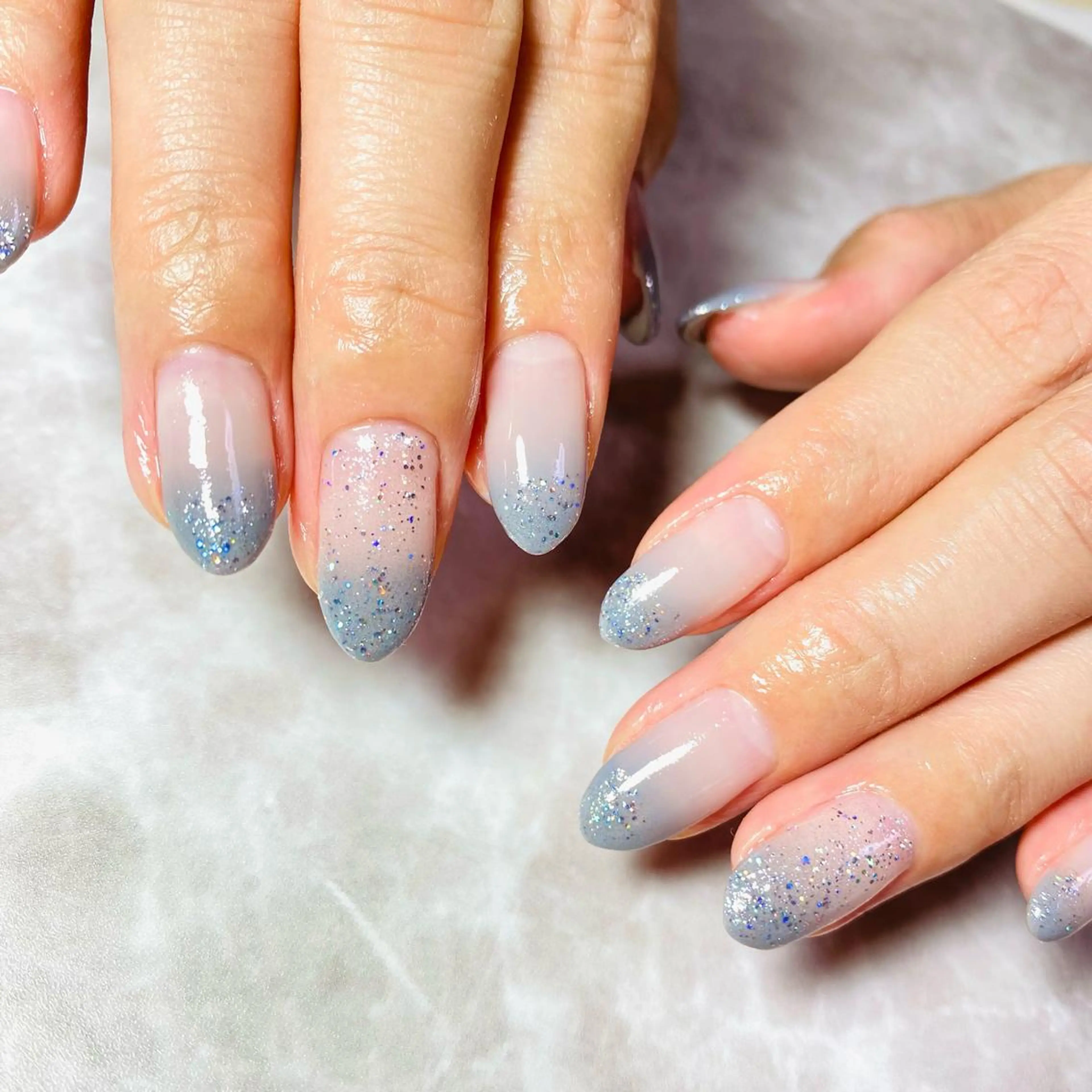 ネイル ジェルネイル グラデーション ラメ(グリッター) オフィスネイル シルバー ハンドネイル nailsalon RMIKのネイルデザイン