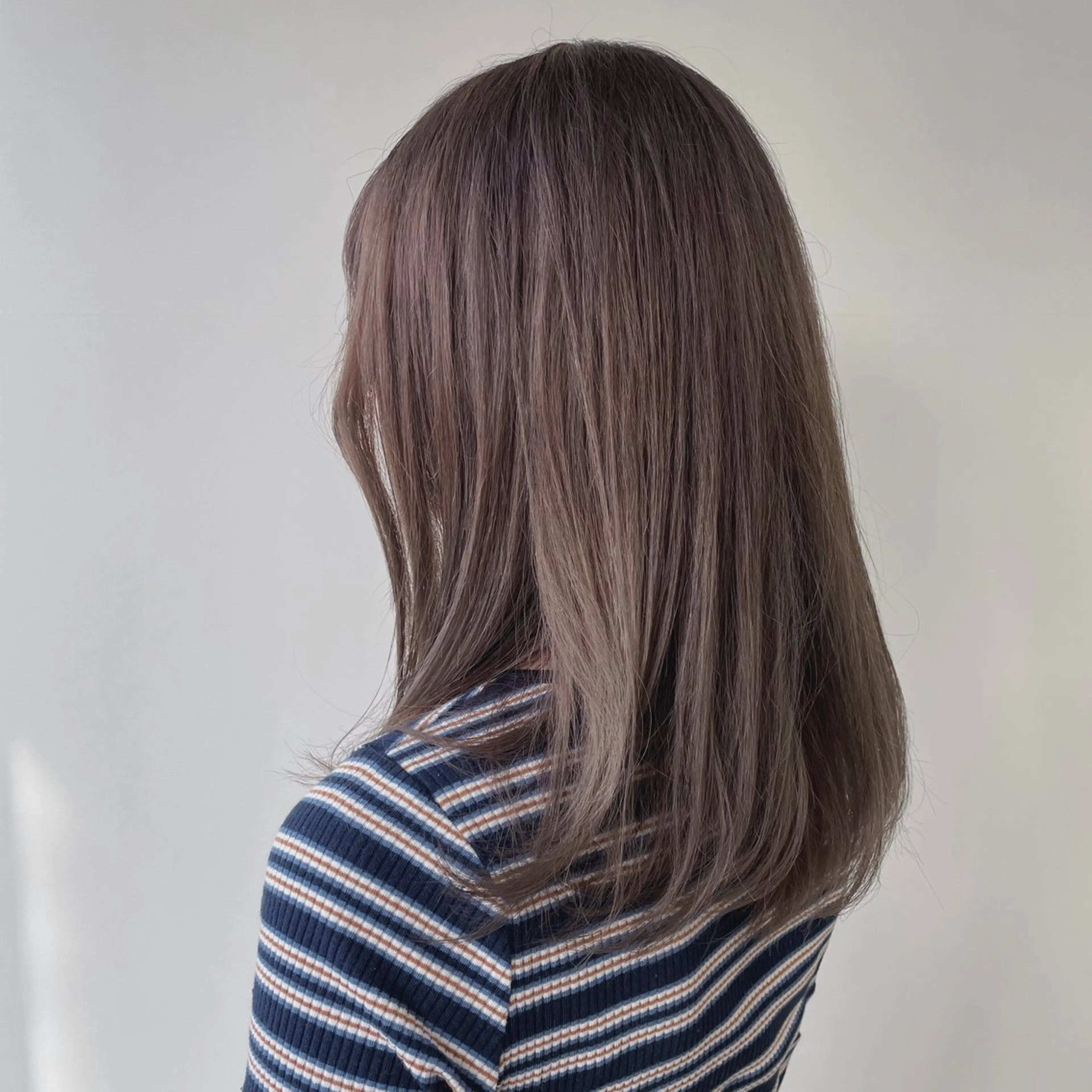 セミロング カラー ベージュカラー ブリーチ ケアブリーチ ダブルカラー グレージュ カット ヘアカラー Terve. 杉山 将悟のヘアスタイル