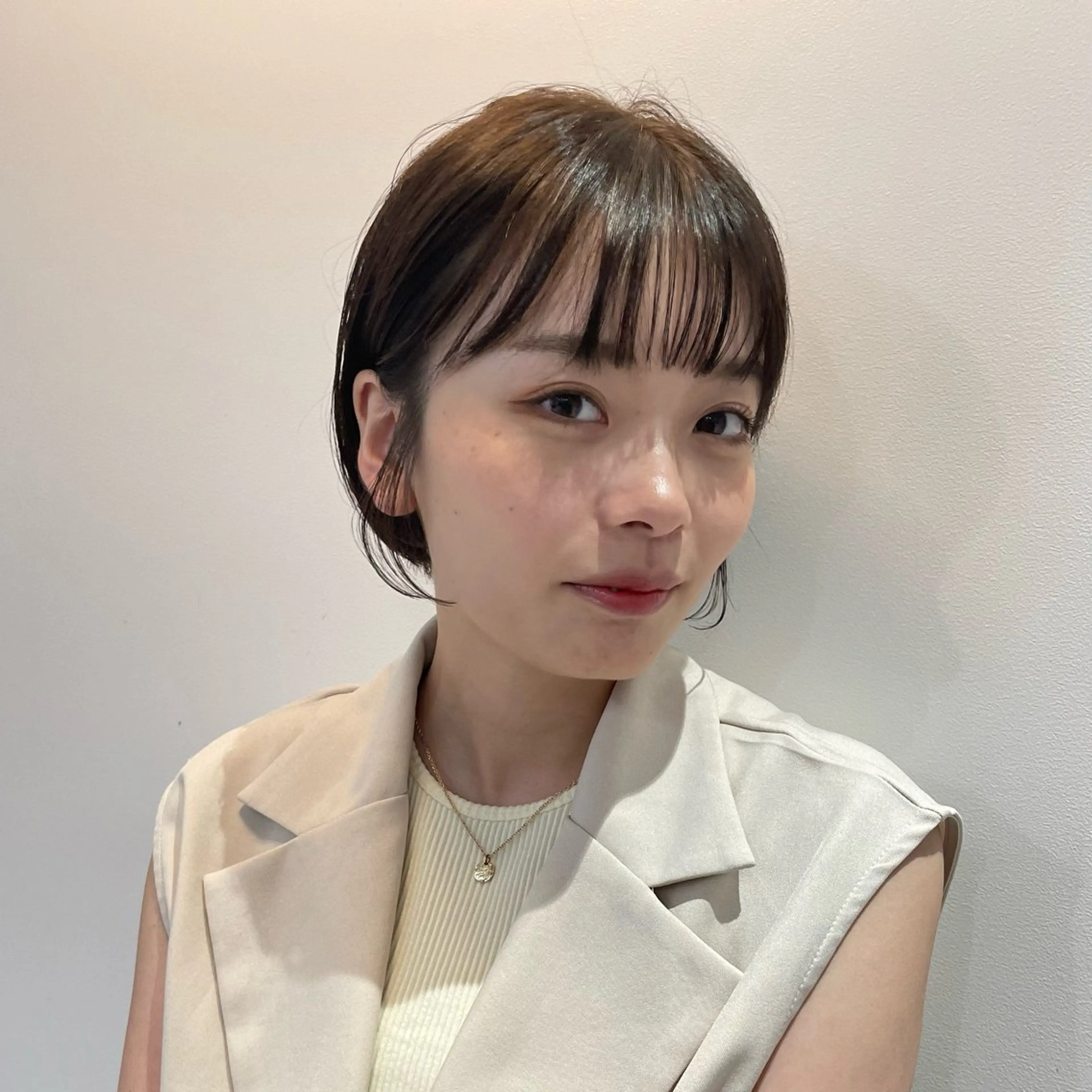 ショート カラー 切りっぱなしボブ アディクシーカラー アッシュ アッシュグレー ベージュカラー 博多No.1 メンズパーマ美容師のヘアスタイル