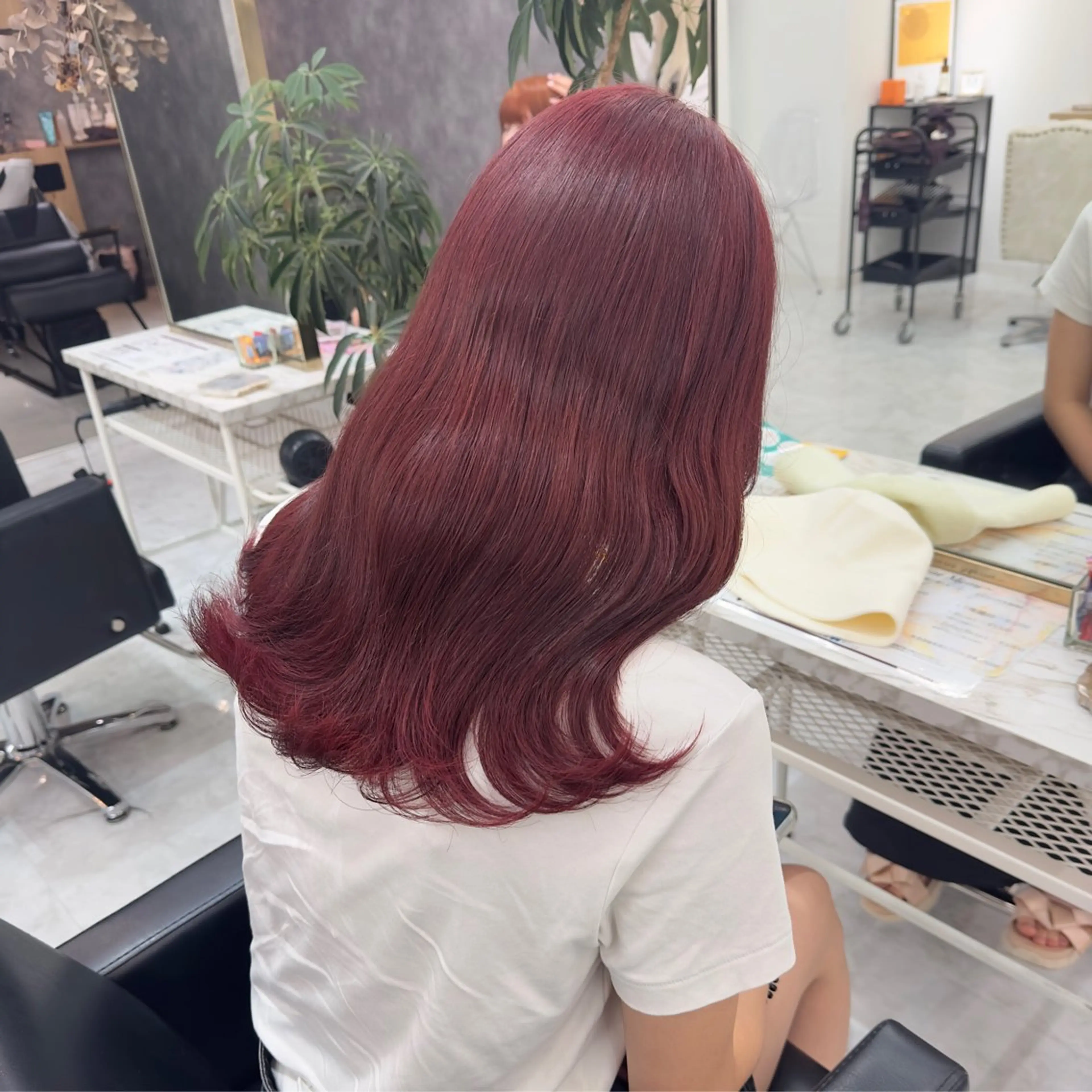 セミロング ヘアカラー 💎艶々ハイトーン MOE💍🤍のヘアスタイル