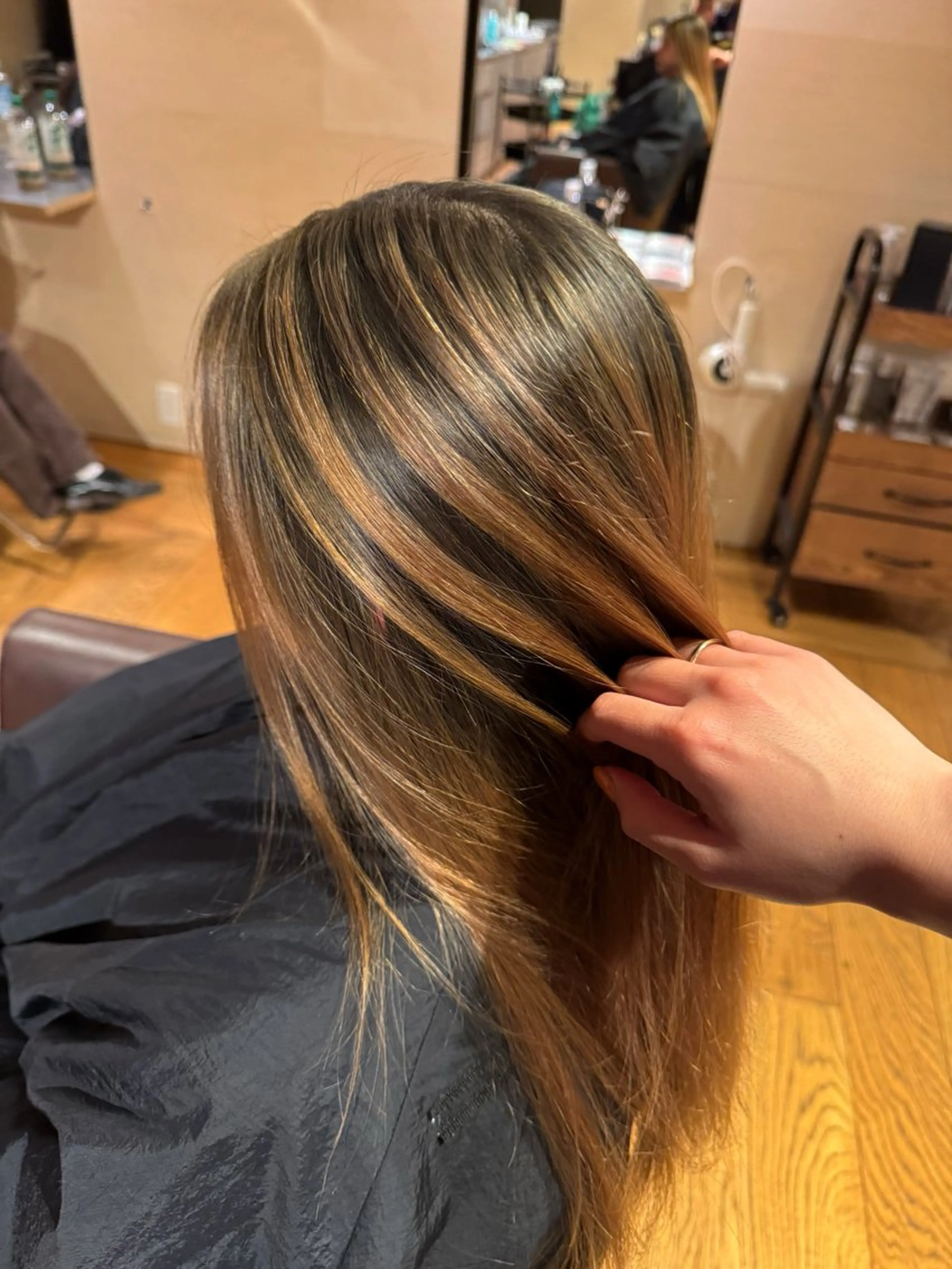 ロング カラー ブリーチ ピンクカラー ヘアカラー 中野 遥のヘアスタイル