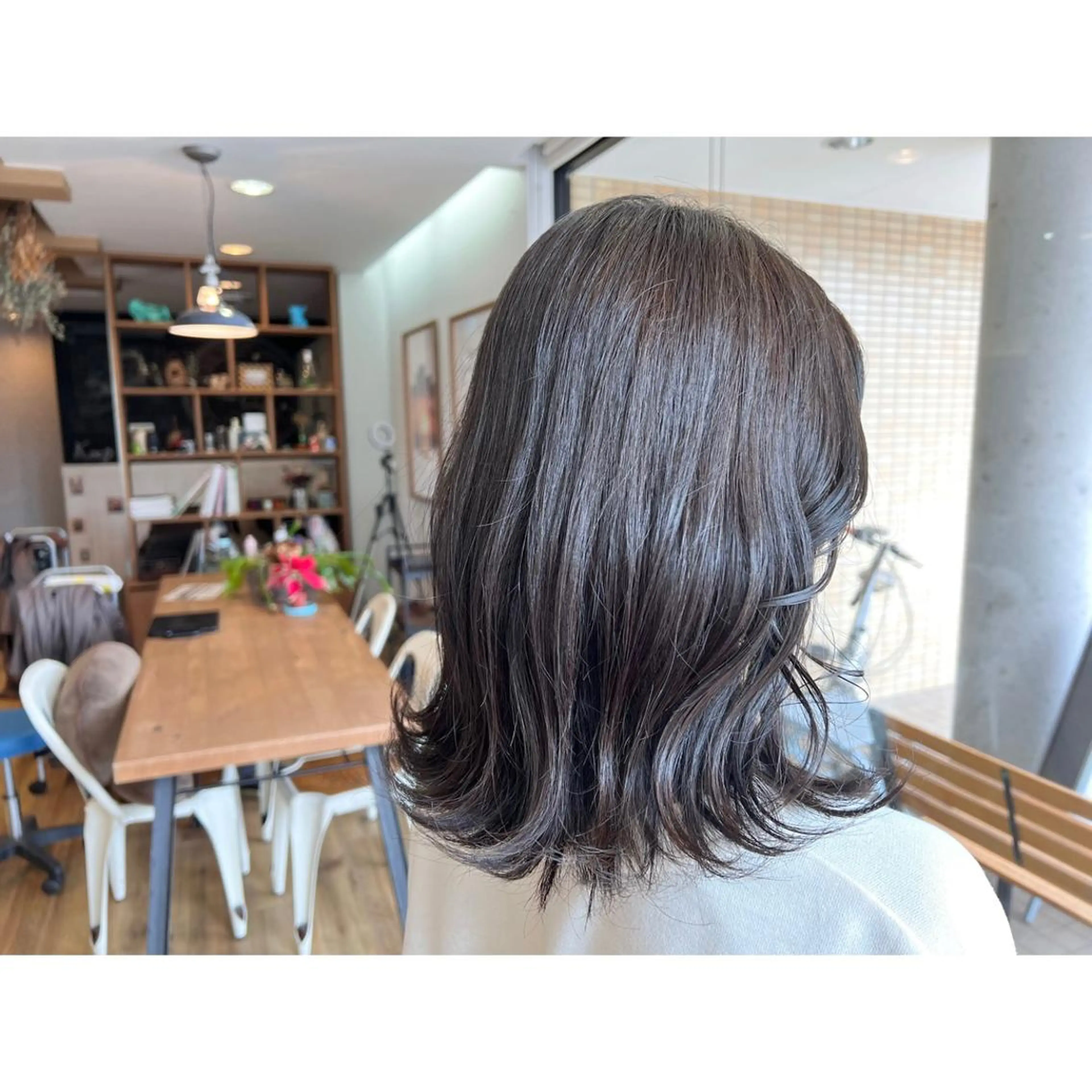 セミロング カラー アッシュ ヘアカラー トリートメント ツキダテ ユイのヘアスタイル