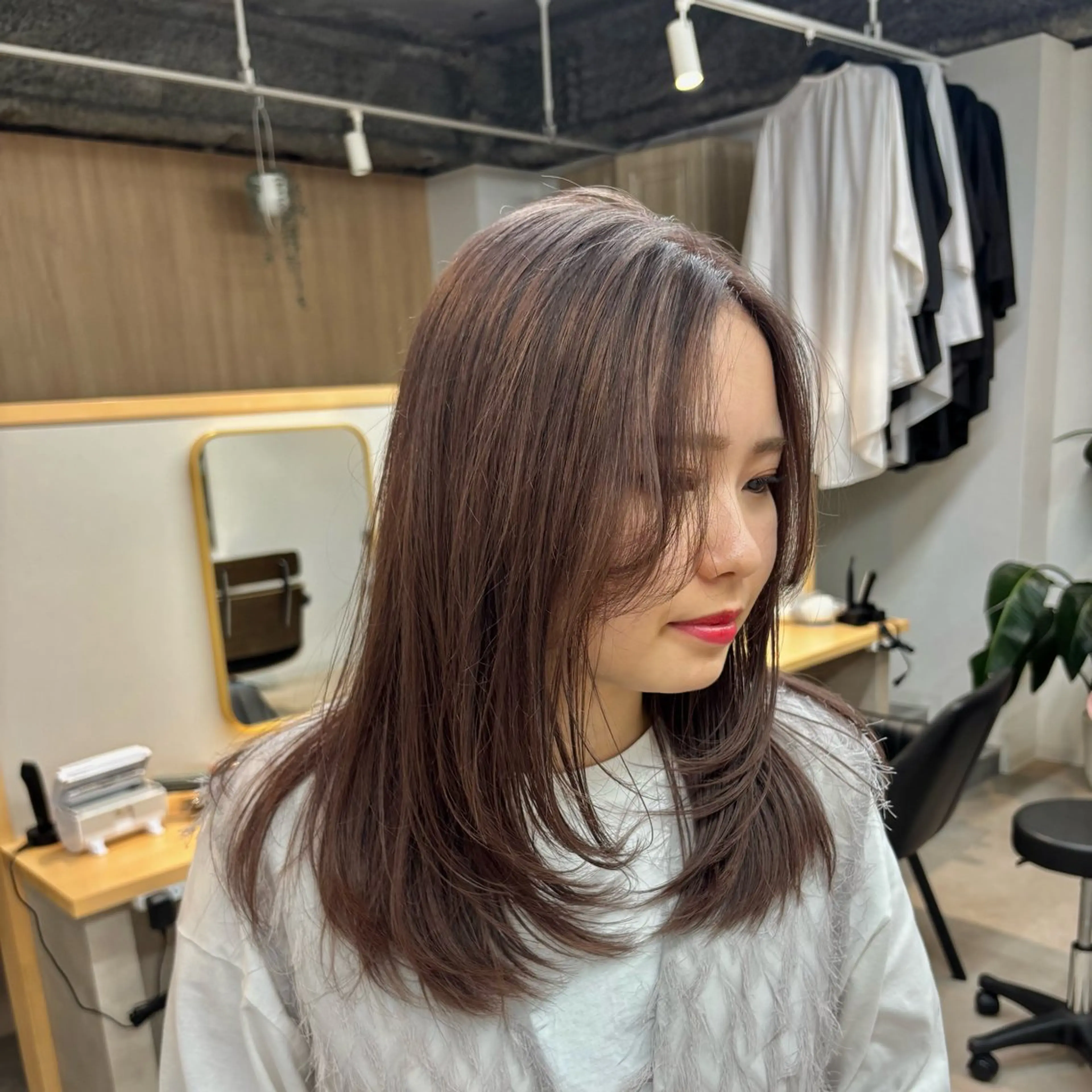 ミディアム 顔まわりレイヤー 顔周りカット レイヤーカット ヘアカラー toto.船橋店所属・🩶toto. / UMI🩶のヘアスタイル