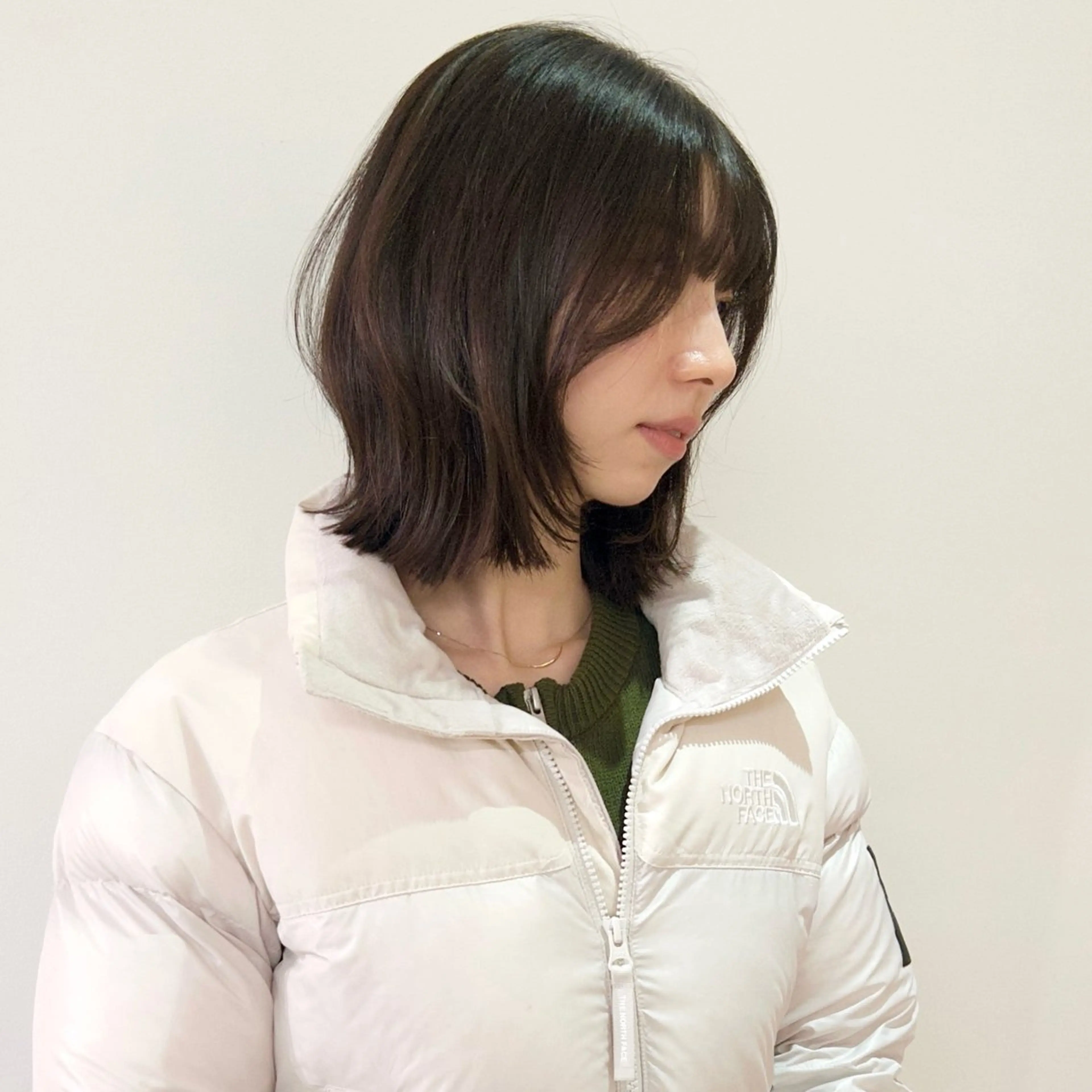 ミディアム ボブレイヤー ボブ くびれヘア 顔まわりレイヤー ハッシュカット カット トリートメント nonoka オリーブ/グレージュのヘアスタイル