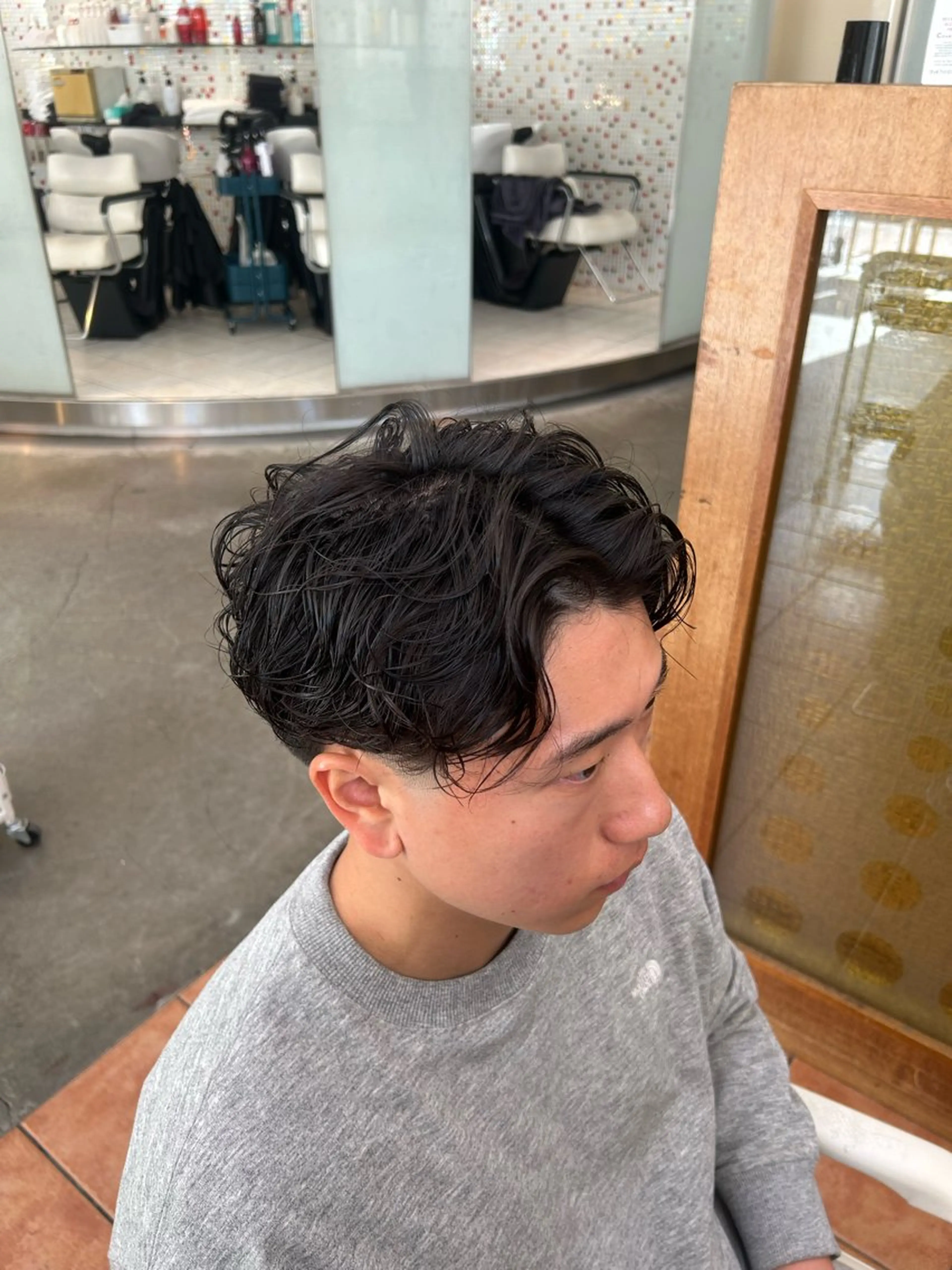 ミディアム パーマ メンズ フェードカット メンズハイライト ハイライト カット パーマ メンズパーマ/ ハイライト Tumのヘアスタイル