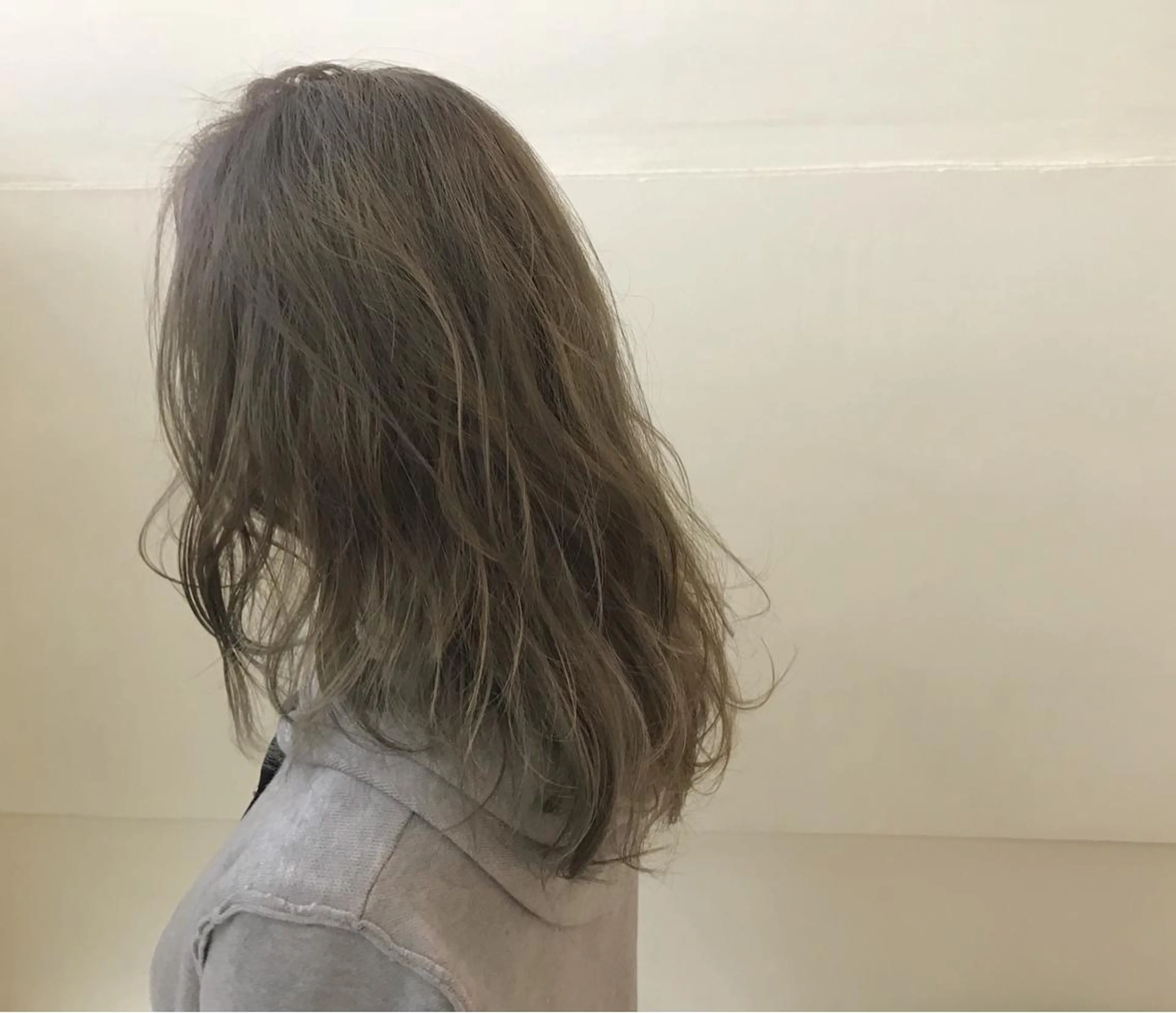 ミディアム カラー ブリーチ トリートメント AILEE所属・ウルフカット レイヤーカット上柿のヘアスタイル