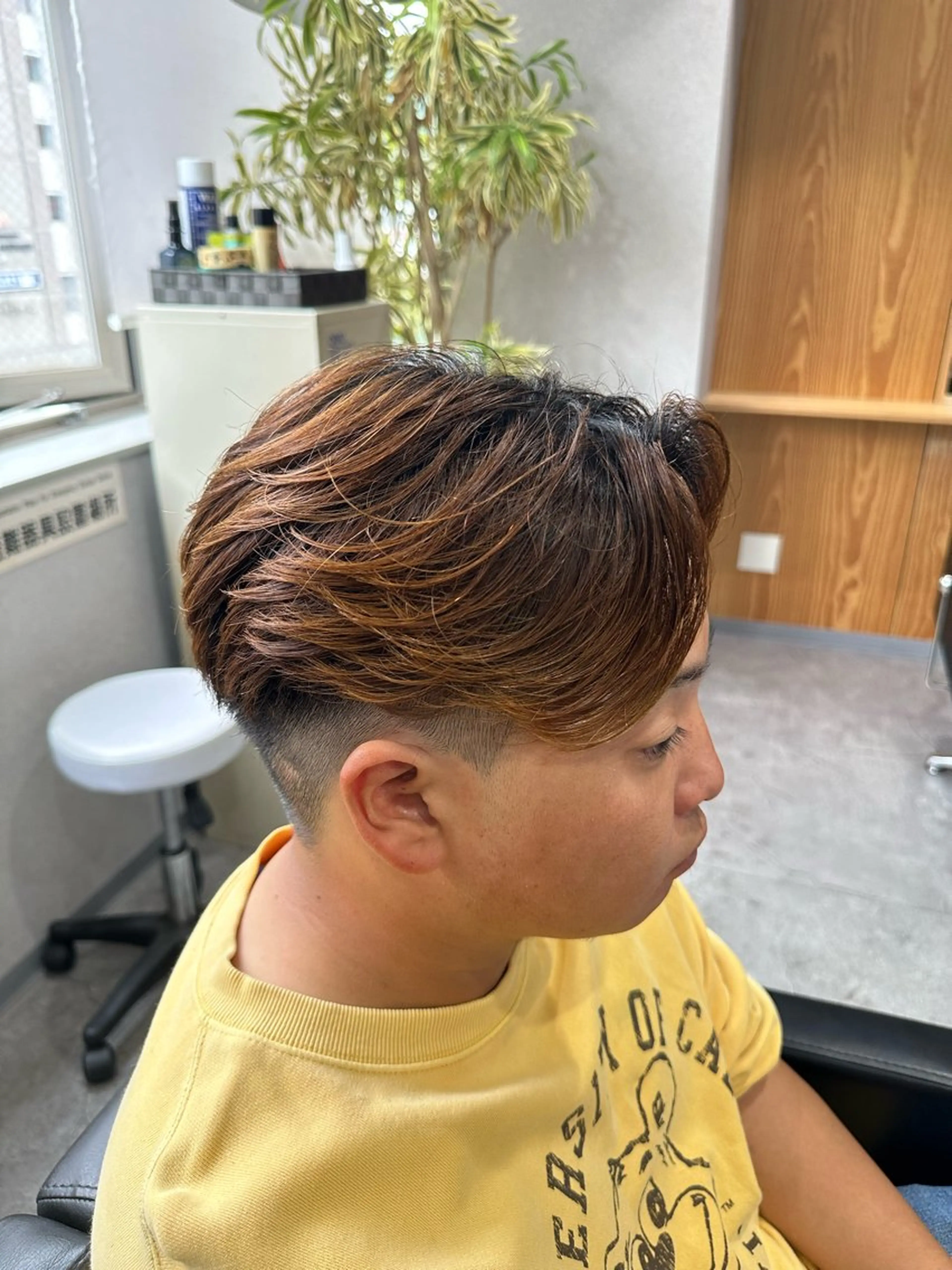 ミディアム カラー ヘアアレンジ メンズ センターパート ブラウンカラー カット ヘアカラー Mens Salon Gray by NYNY所属・メンズ特化美容師 コーショーのヘアスタイル