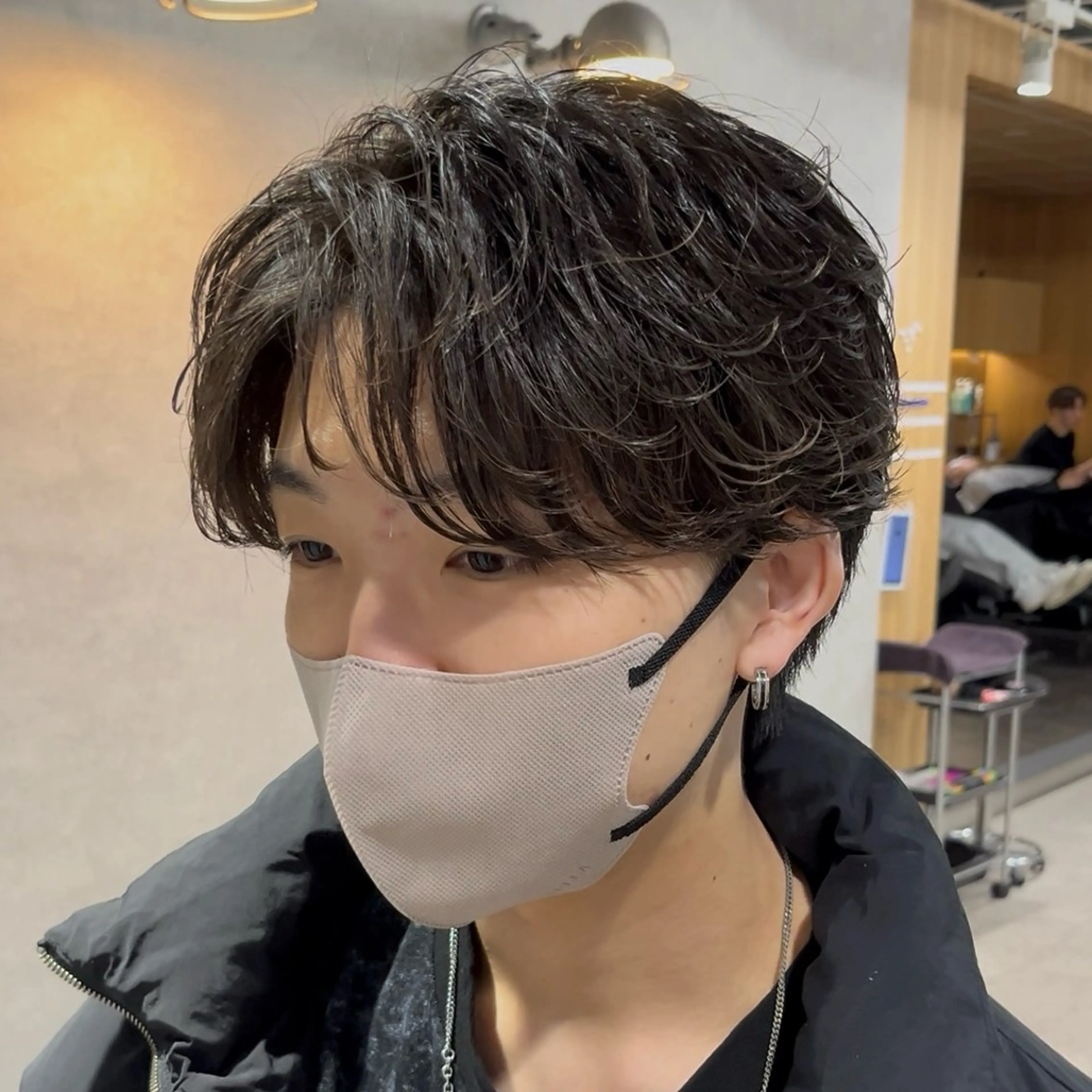 ショート カラー パーマ メンズ フェザーパーマ メンズパーマ カット パーマ センターパート マスターかずまのヘアスタイル