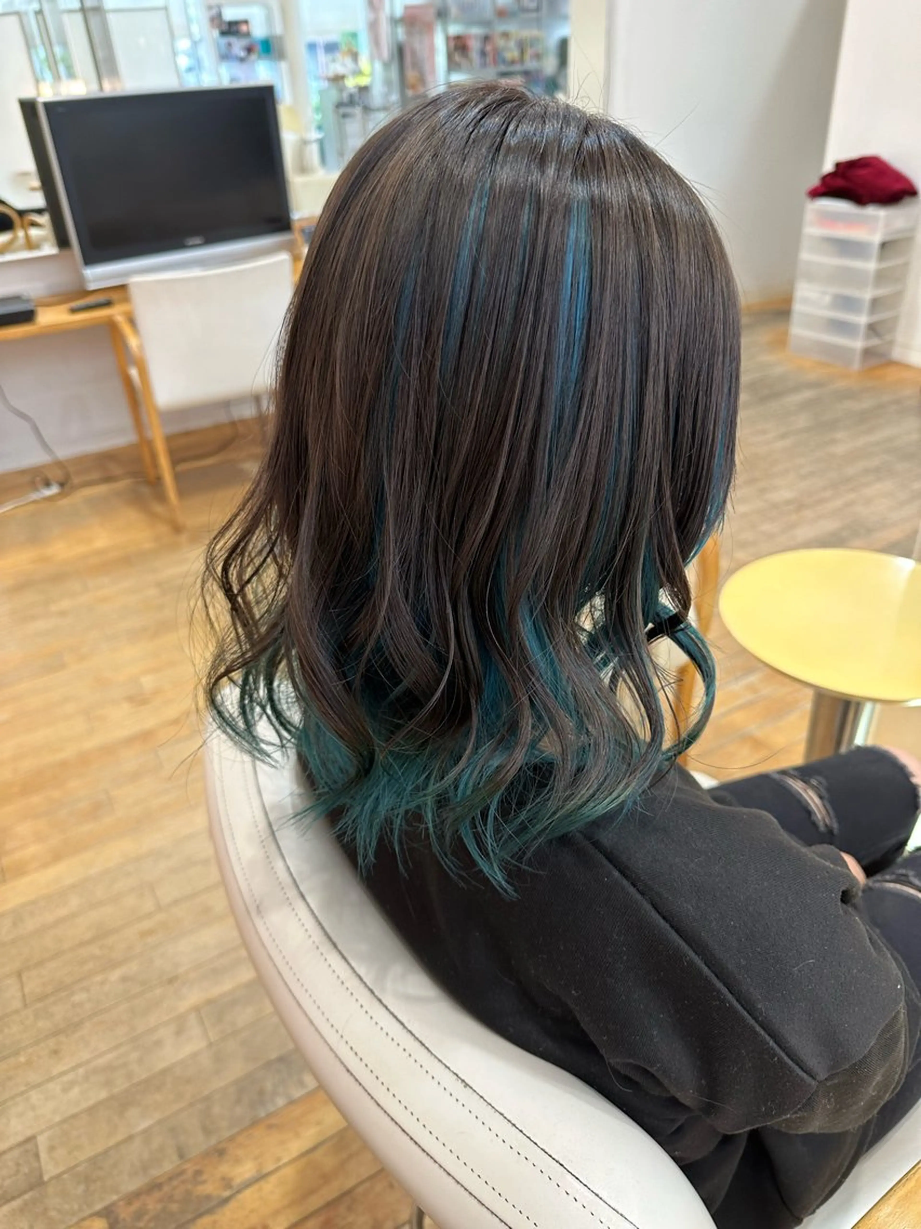 カラー ブルーカラー エメラルドグリーン 山本 瑠華のヘアスタイル