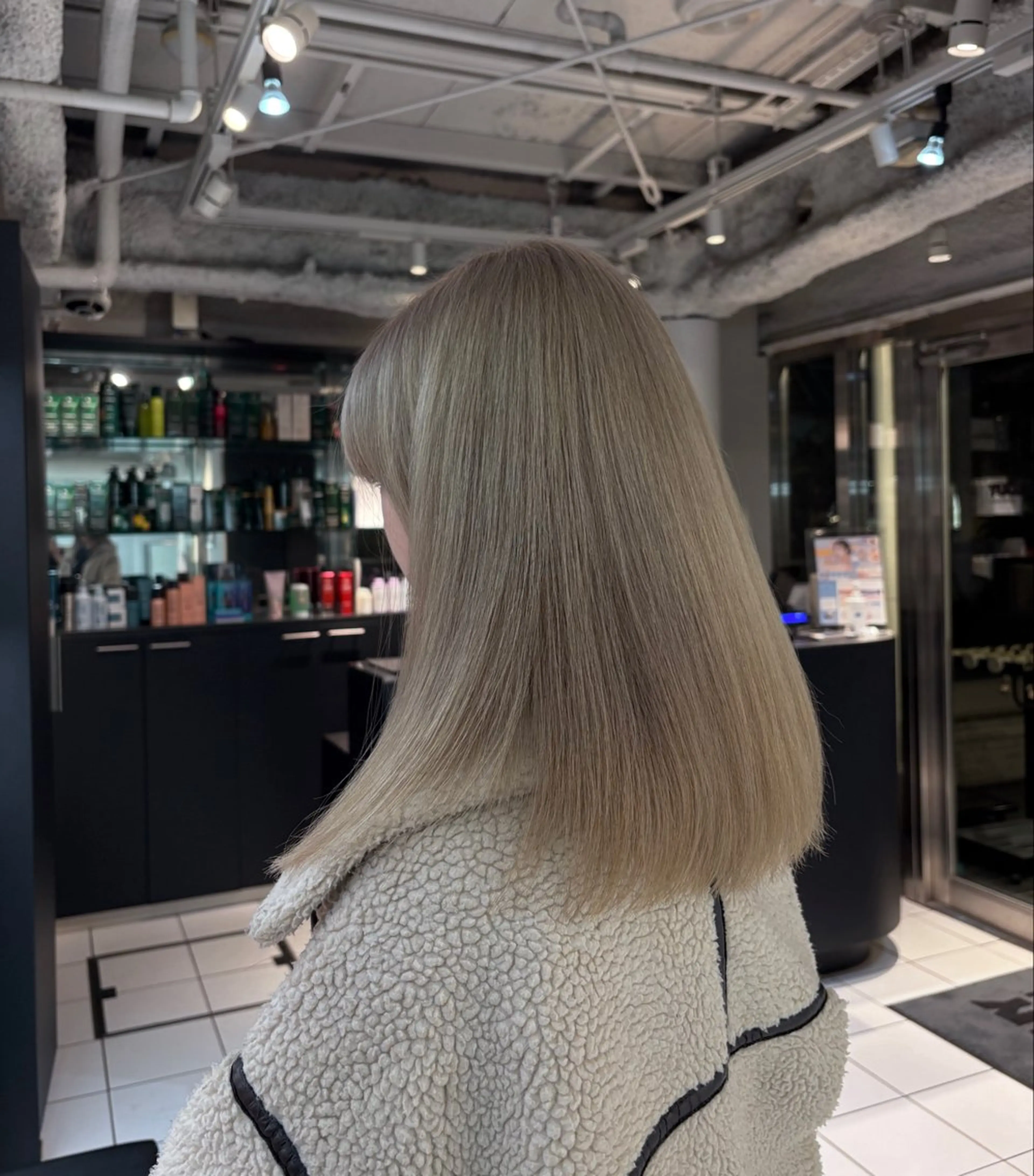ロング カラー ベージュカラー ミルクティーベージュ 岩堀 氷河のヘアスタイル