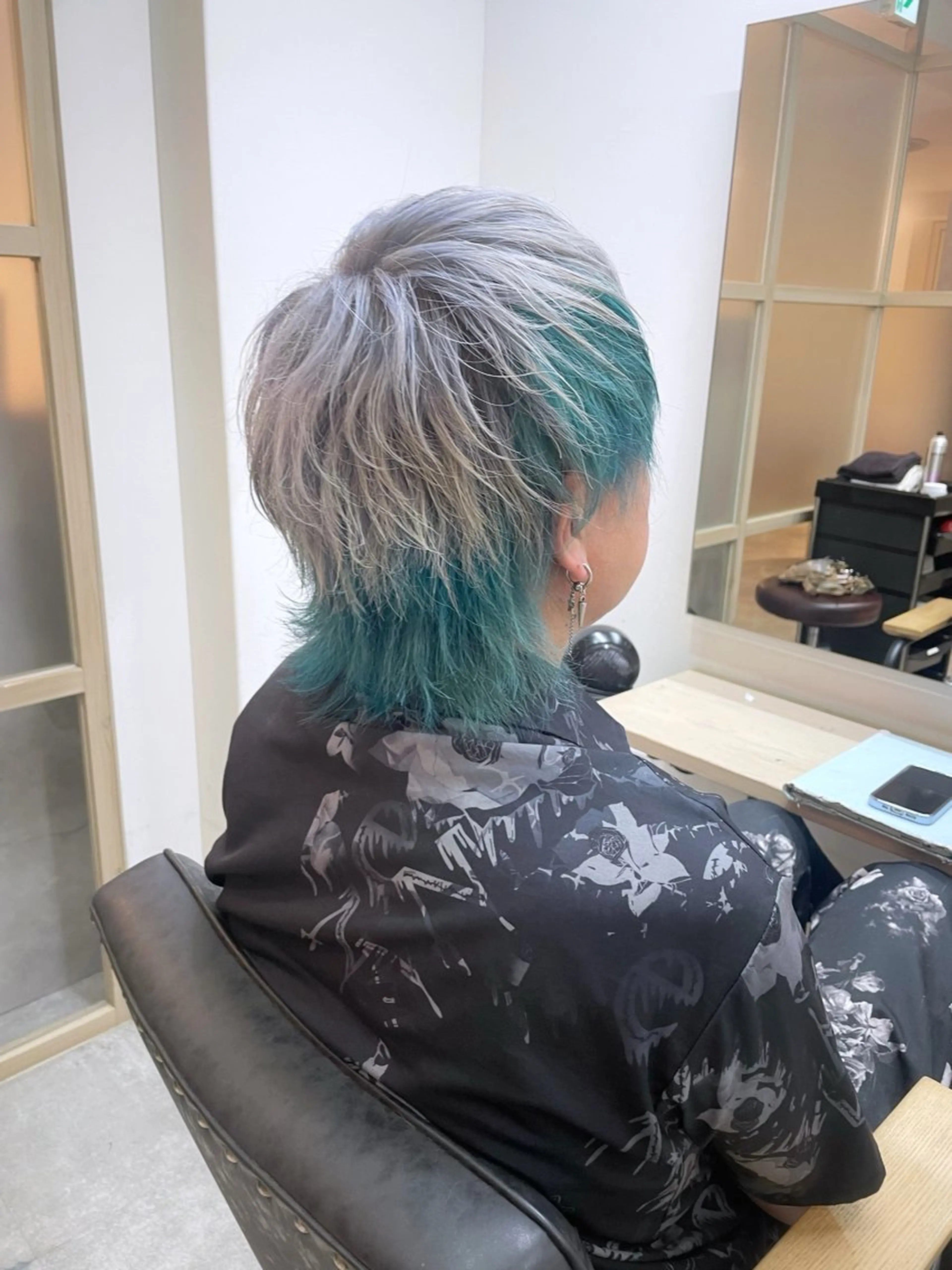 ミディアム メンズ メンズハイトーン メンズインナーカラー カット ヘアカラー トリートメント EMANON新宿南口所属・🦄中性ウルフ ☁️Shiori🦄のヘアスタイル