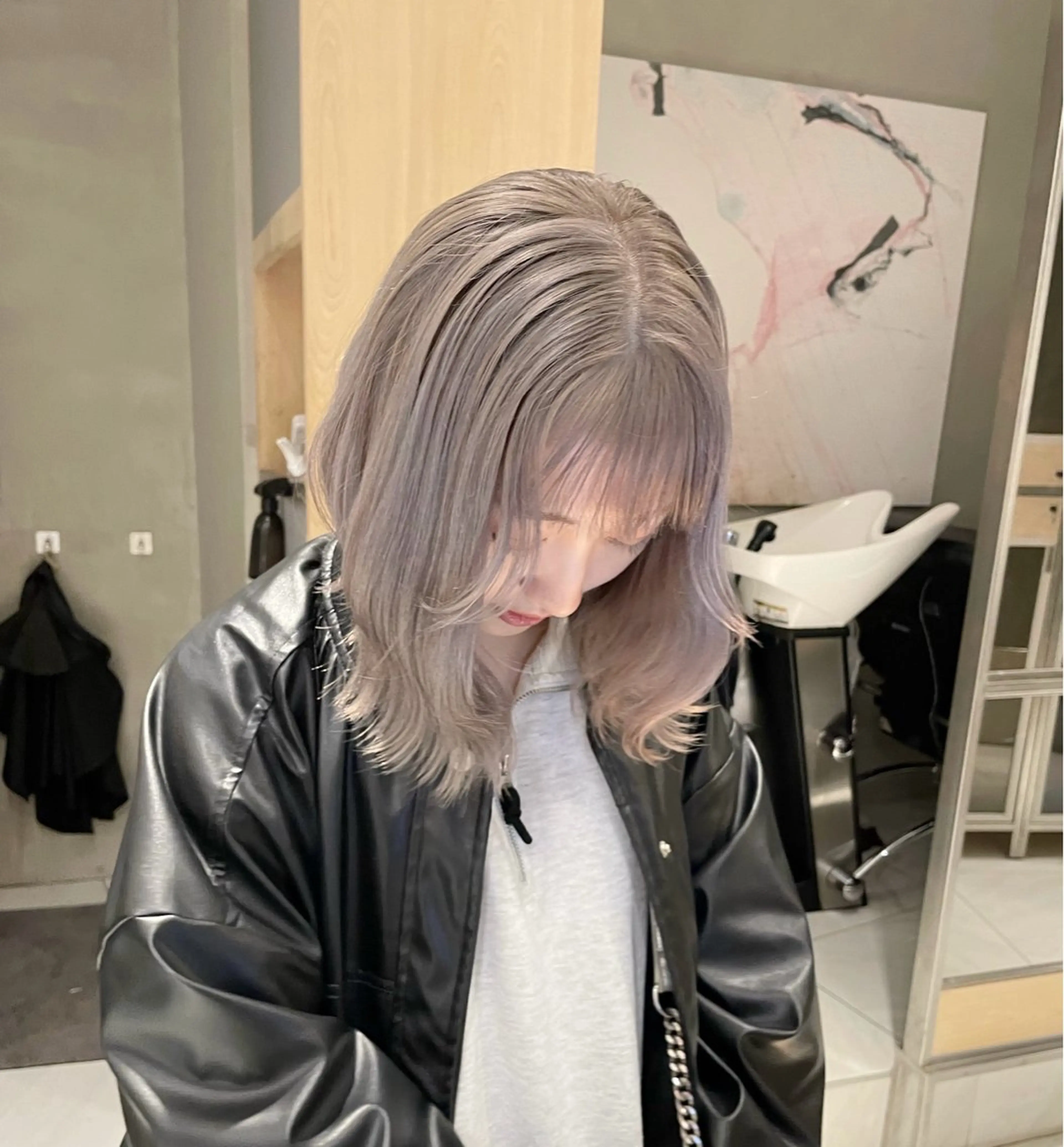 ミディアム カラー ヘアアレンジ ベージュカラー ブリーチ ホワイトベージュ ヘアカラー トリートメント ヘアセット 艶髪/レイヤーカット 🐣misakiのヘアスタイル